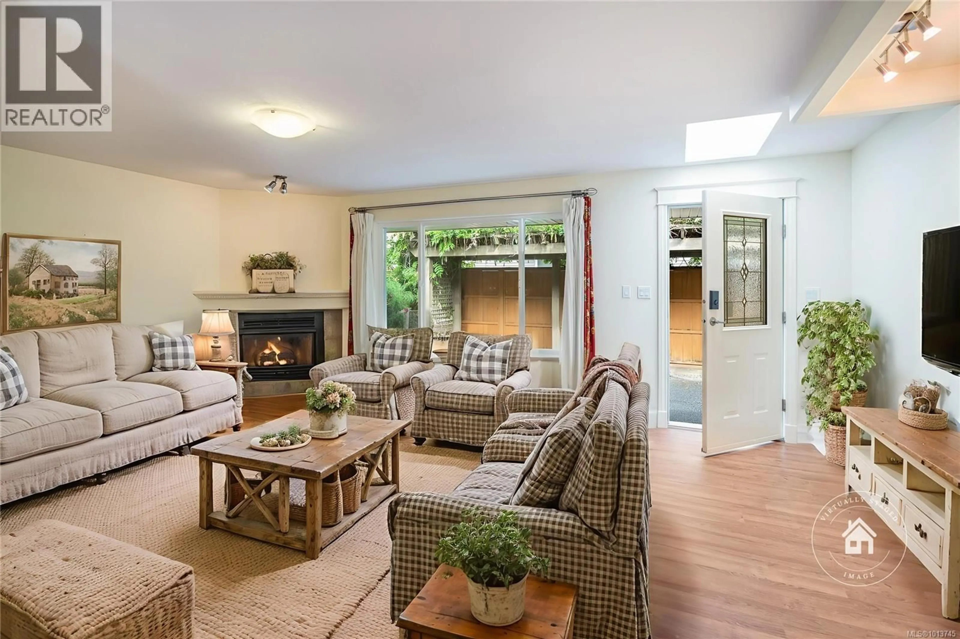 Living room with furniture, unknown for 701 HUMPHREY ROAD, Parksville British Columbia V9P2V8