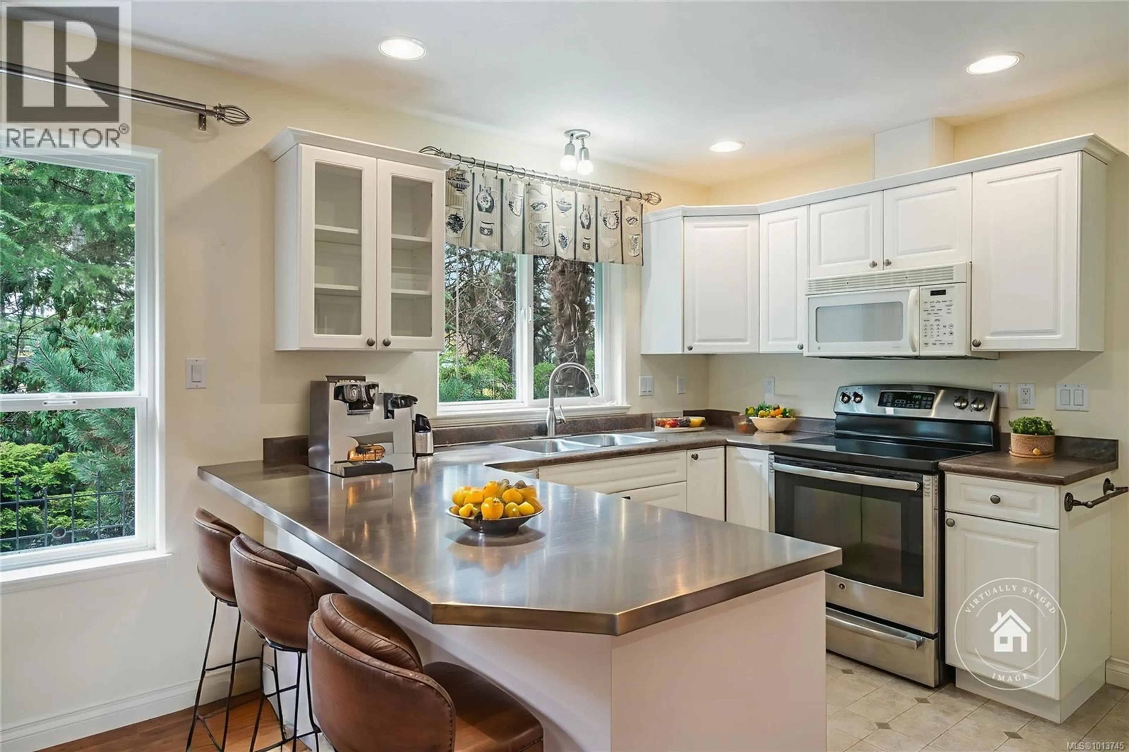 Open concept kitchen, ceramic/tile floor for 701 HUMPHREY ROAD, Parksville British Columbia V9P2V8