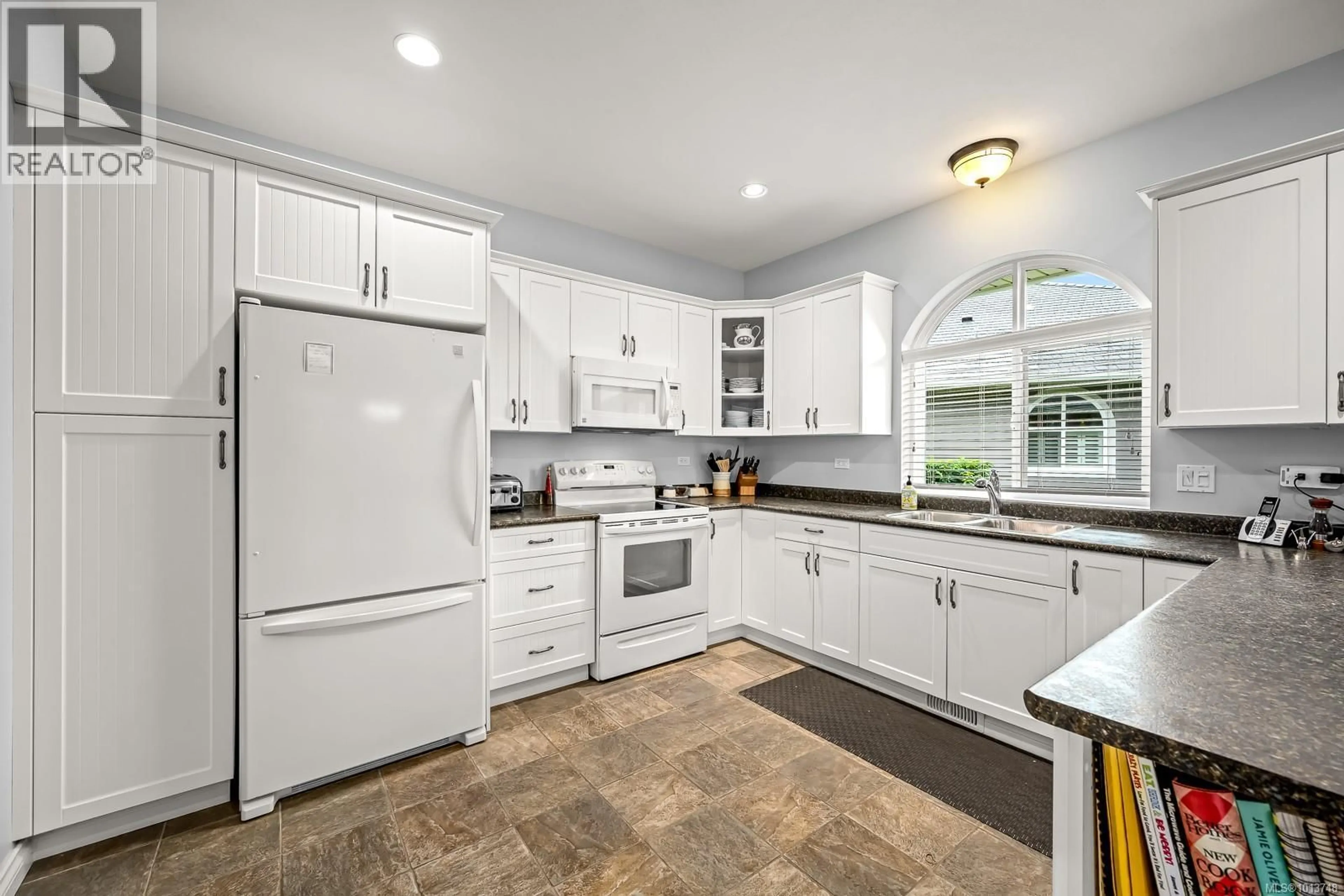 Open concept kitchen, ceramic/tile floor for 261 - 3399 CROWN ISLE DRIVE, Courtenay British Columbia V9N9X7