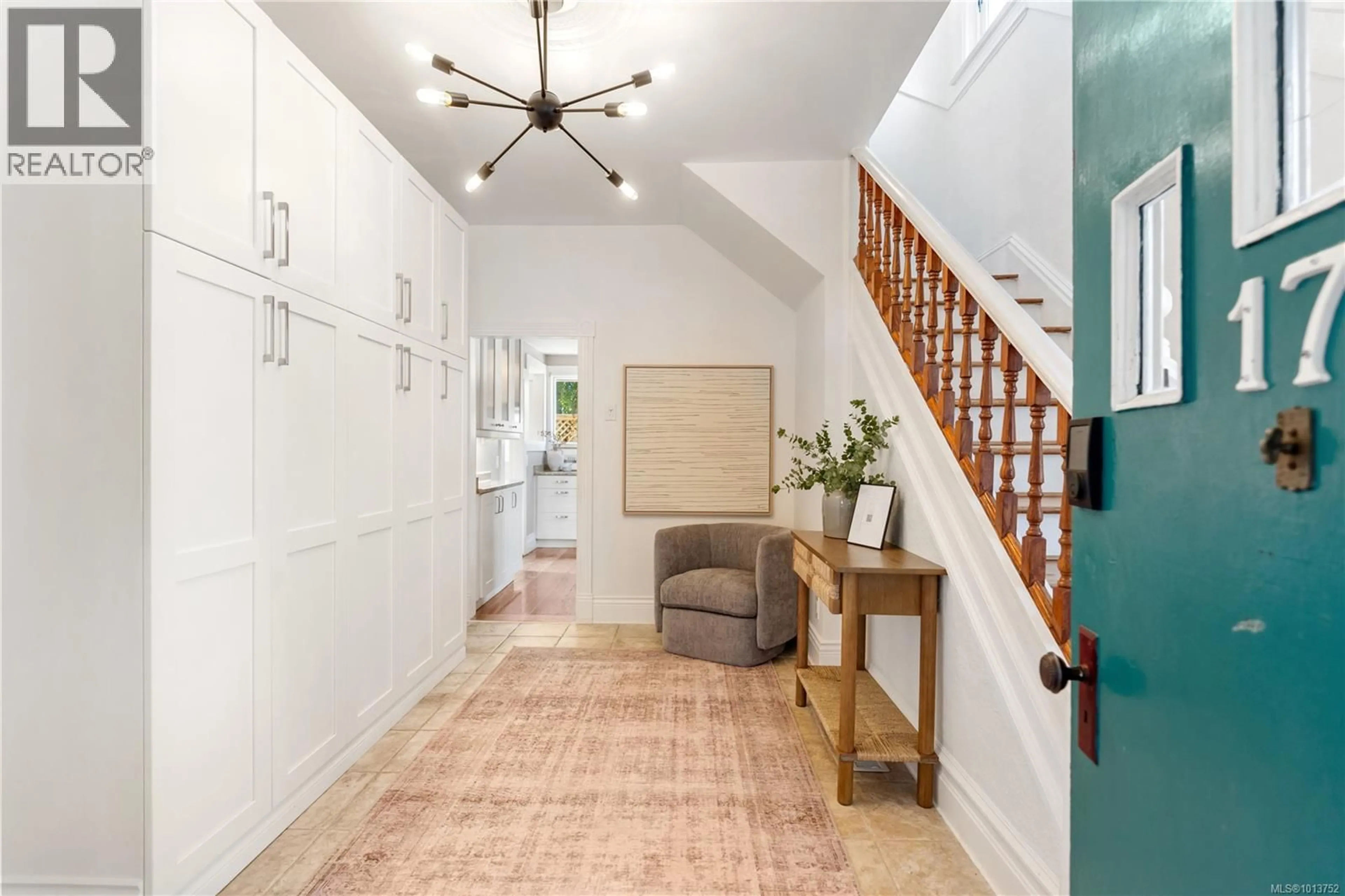 Indoor entryway for 1726 STANLEY AVENUE, Victoria British Columbia V8R3W8