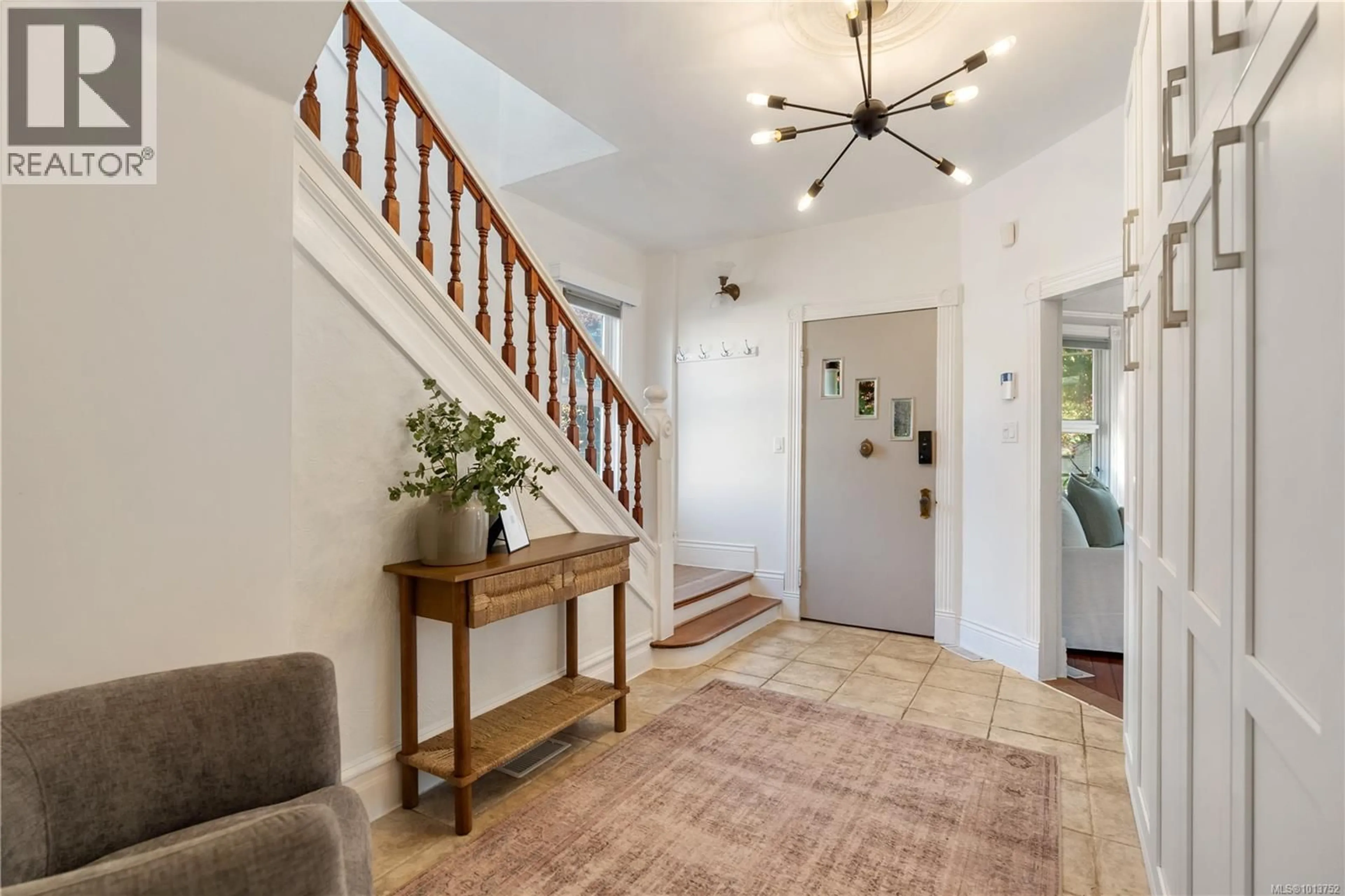 Indoor entryway for 1726 STANLEY AVENUE, Victoria British Columbia V8R3W8