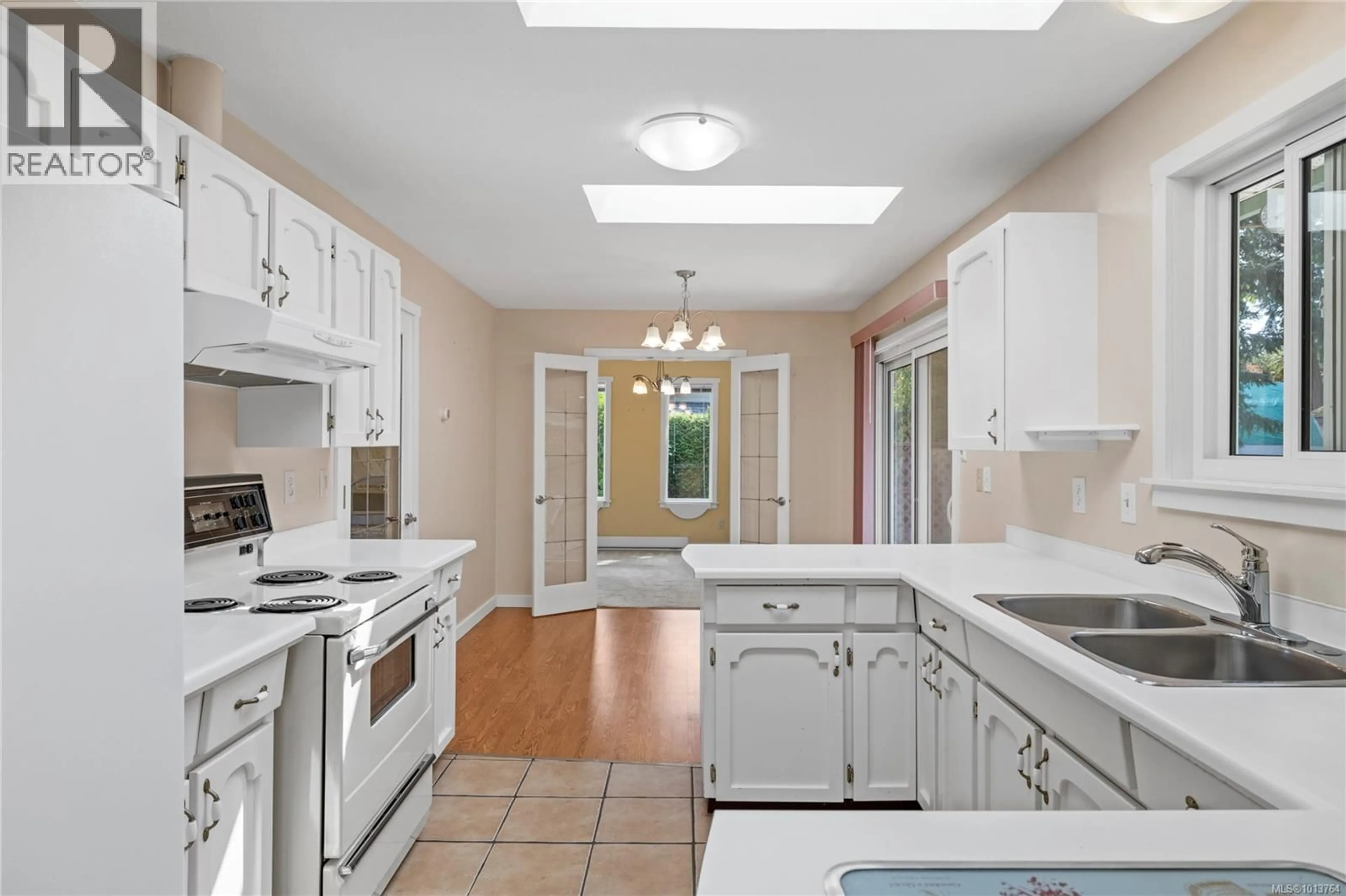 Open concept kitchen, ceramic/tile floor for 1058 WOOD DUCK PLACE, Qualicum Beach British Columbia V9K1E2