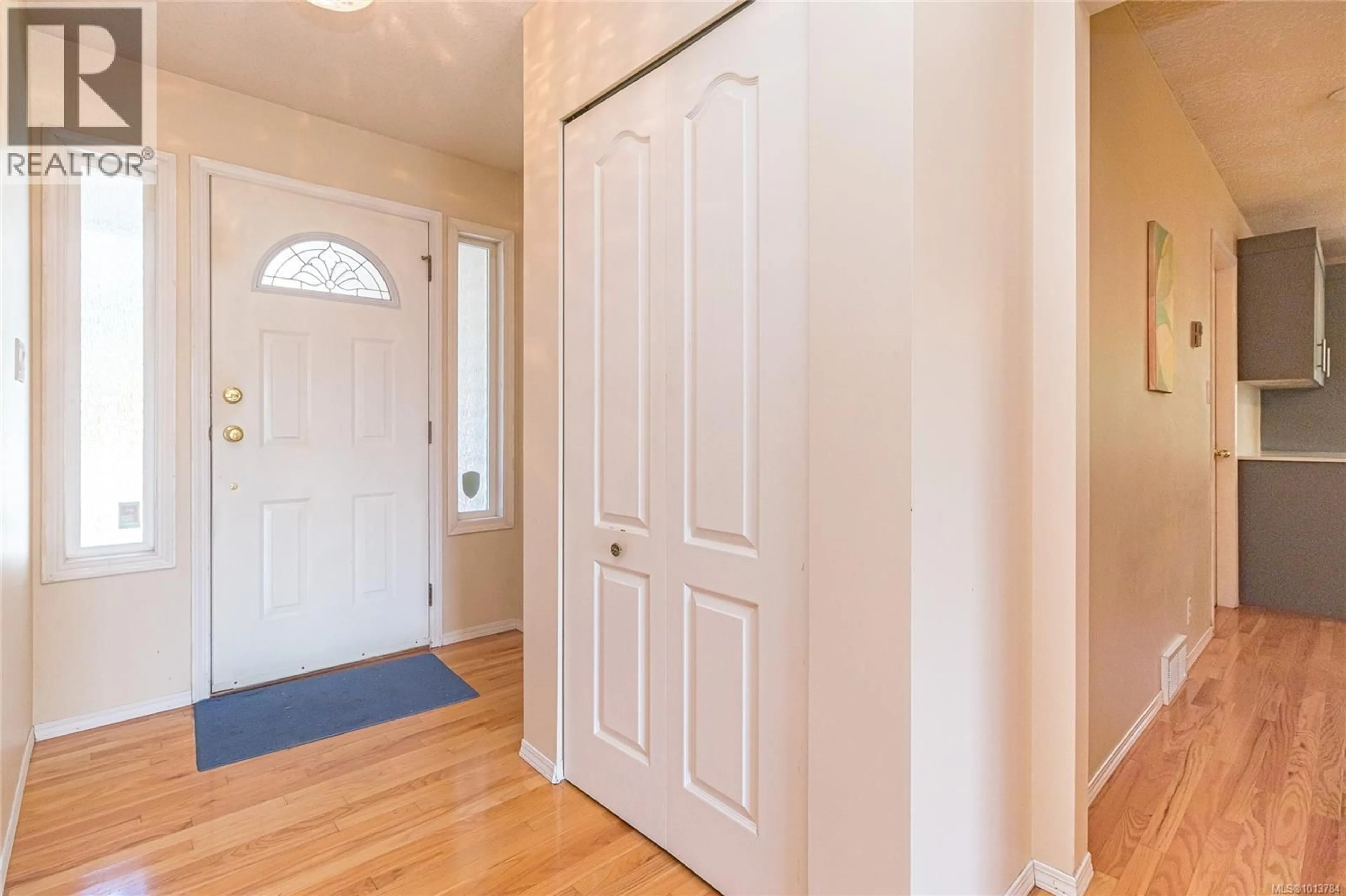 Indoor entryway for 2435 HUCKLEBERRY ROAD, Mill Bay British Columbia V8H1C4