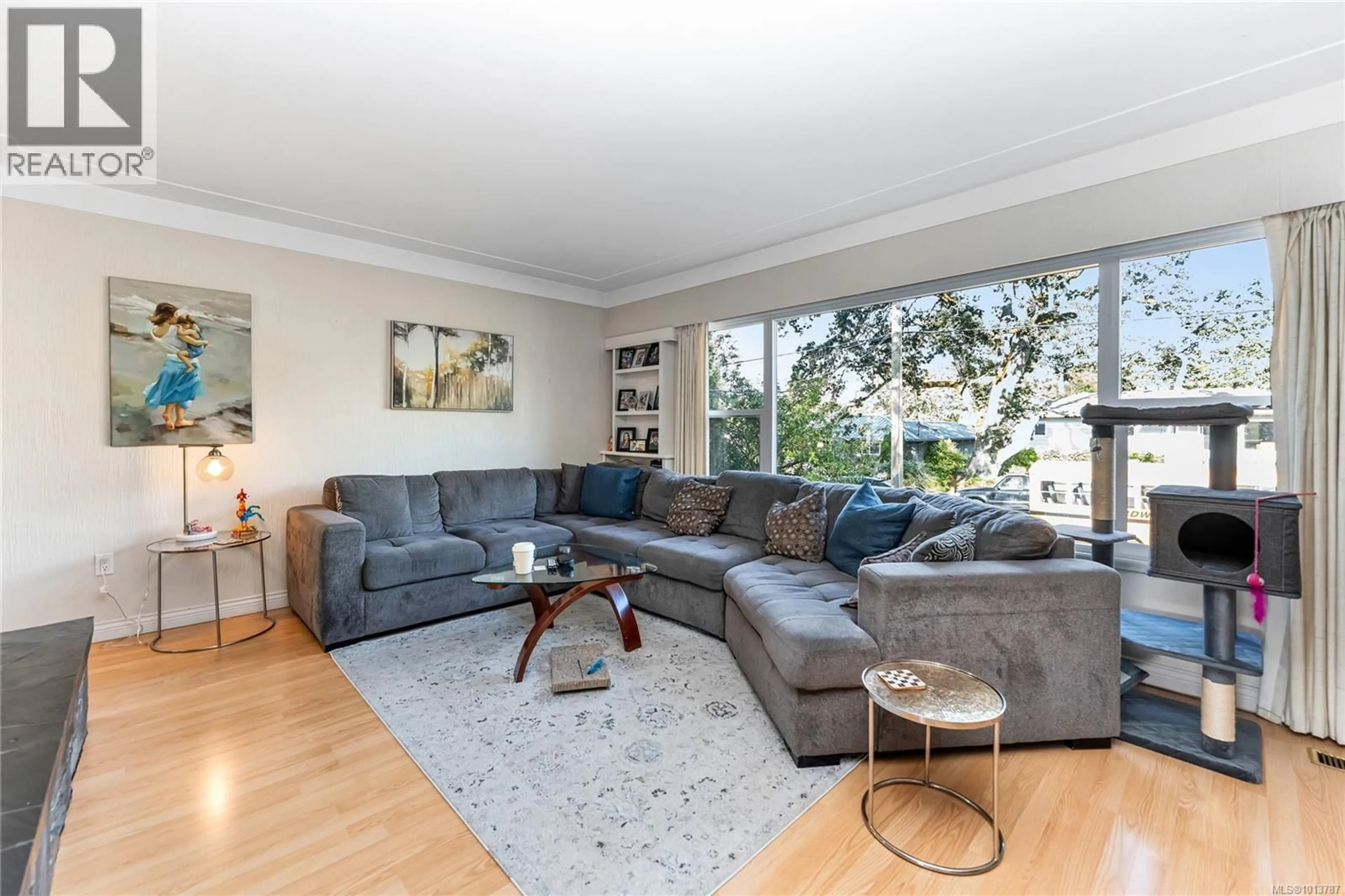 Living room with furniture, unknown for 3938 MARJEAN PLACE, Saanich British Columbia V8P3S3