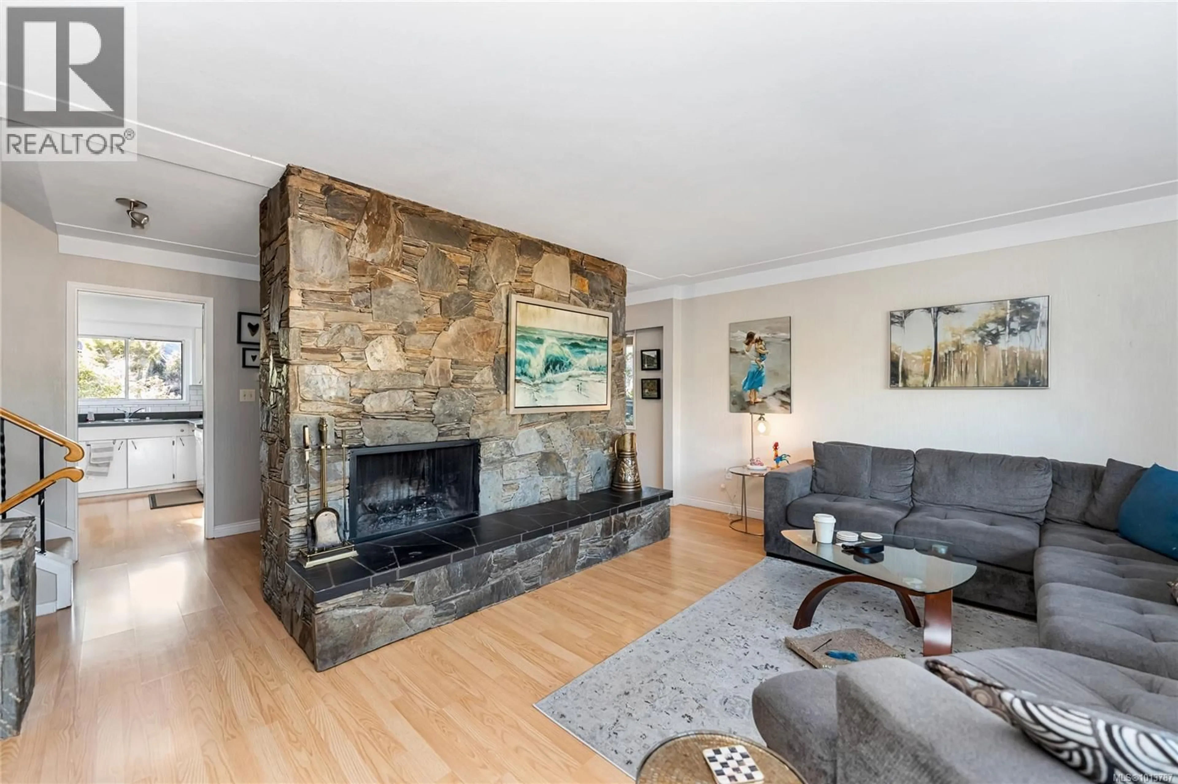 Living room with furniture, unknown for 3938 MARJEAN PLACE, Saanich British Columbia V8P3S3