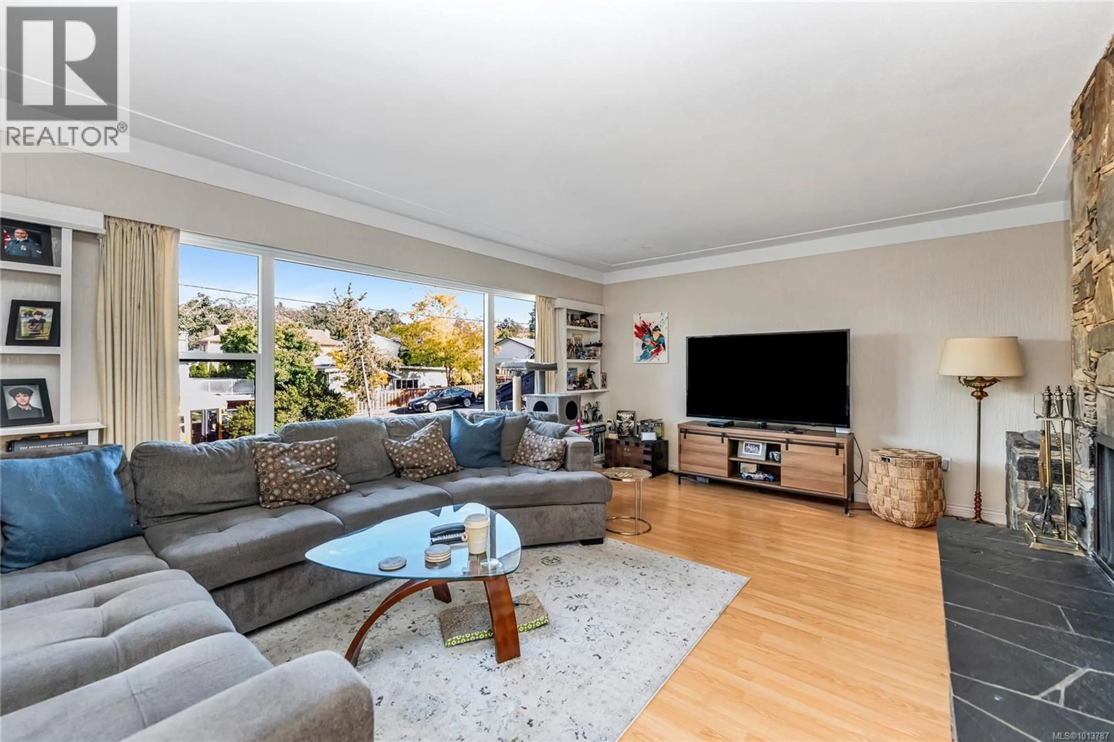 Living room with furniture, unknown for 3938 MARJEAN PLACE, Saanich British Columbia V8P3S3