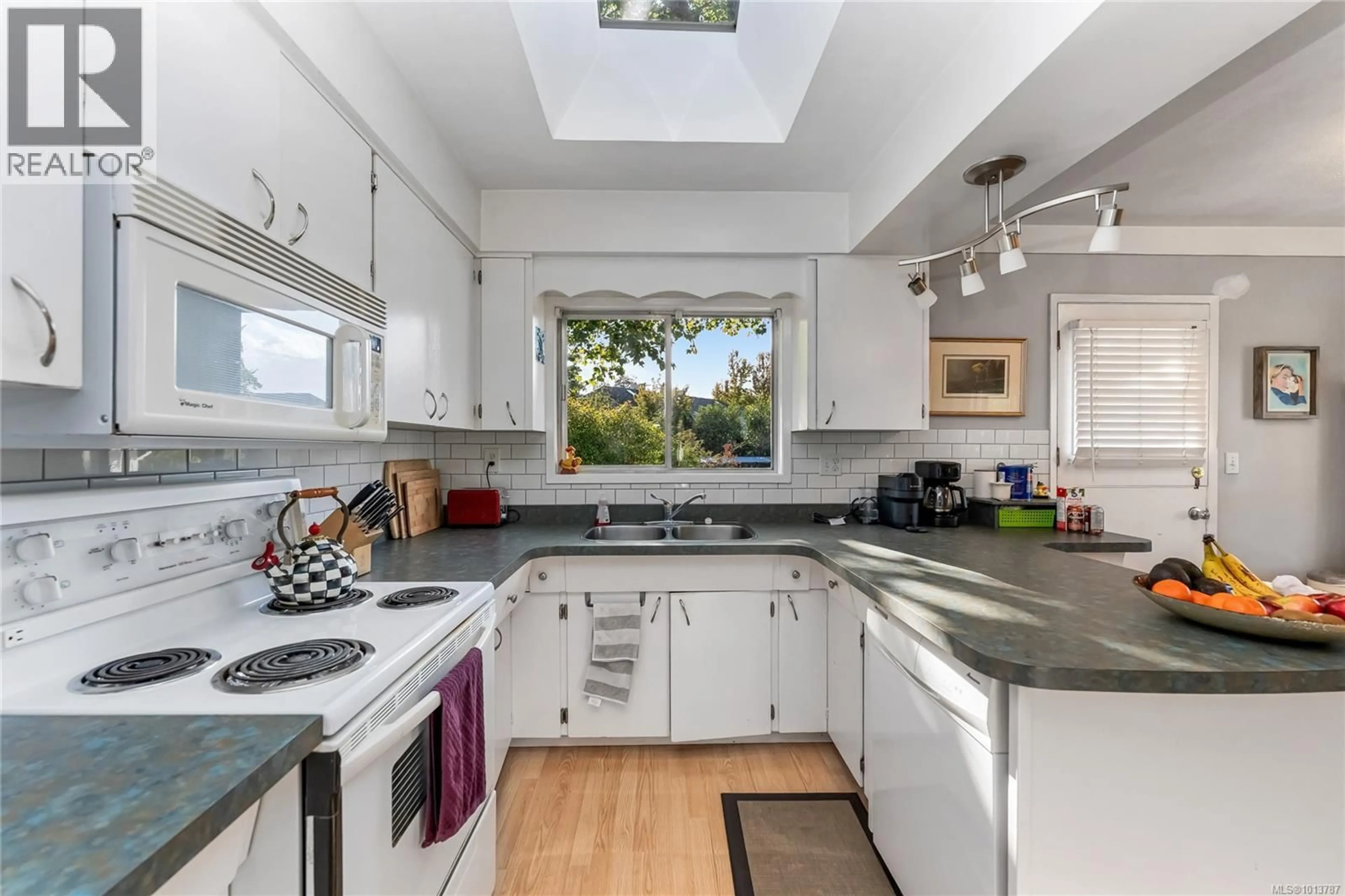 Unknown for 3938 MARJEAN PLACE, Saanich British Columbia V8P3S3