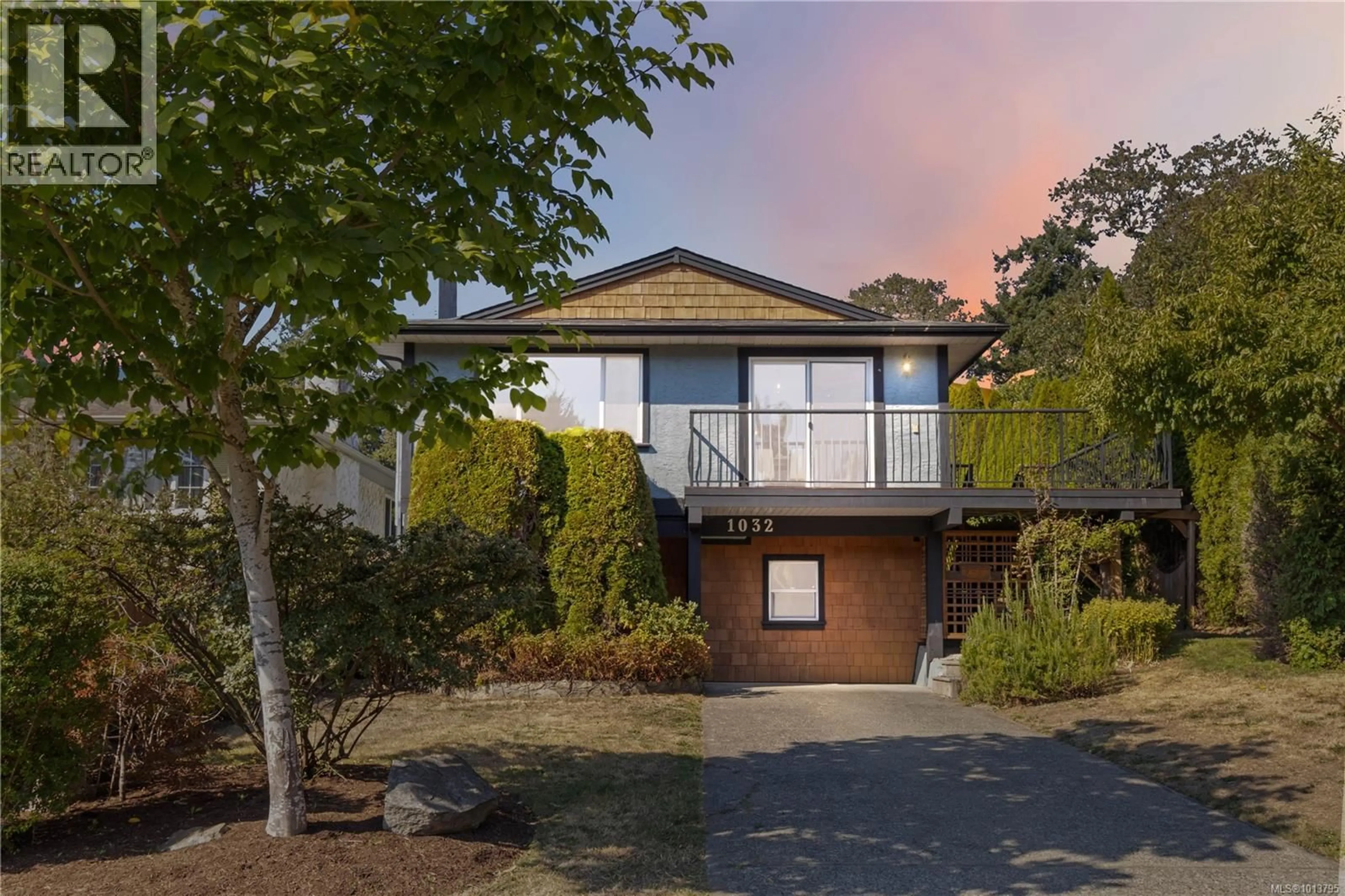 Unknown for 1032 LEEDS PLACE, Saanich British Columbia V8X4B9
