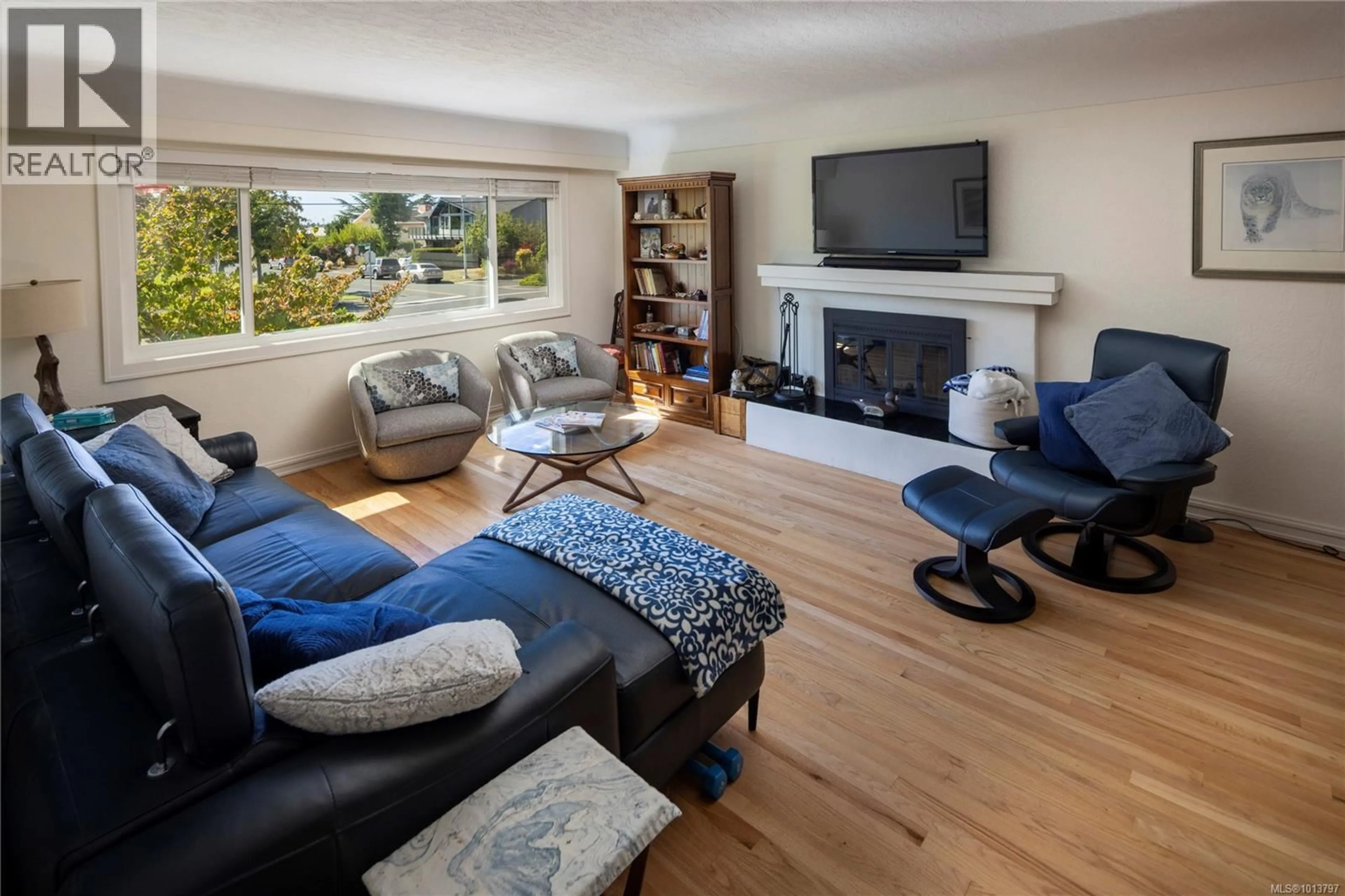 Living room with furniture, wood/laminate floor for 1846 SAN JUAN AVENUE, Saanich British Columbia V8N2H9