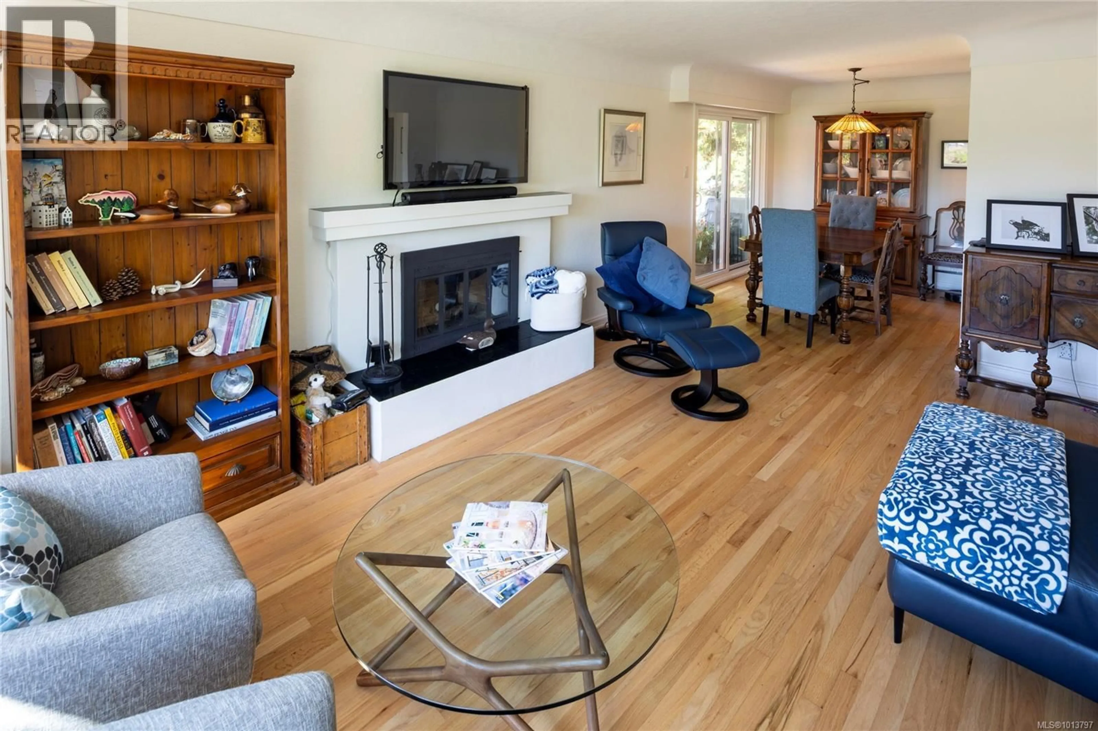 Living room with furniture, wood/laminate floor for 1846 SAN JUAN AVENUE, Saanich British Columbia V8N2H9