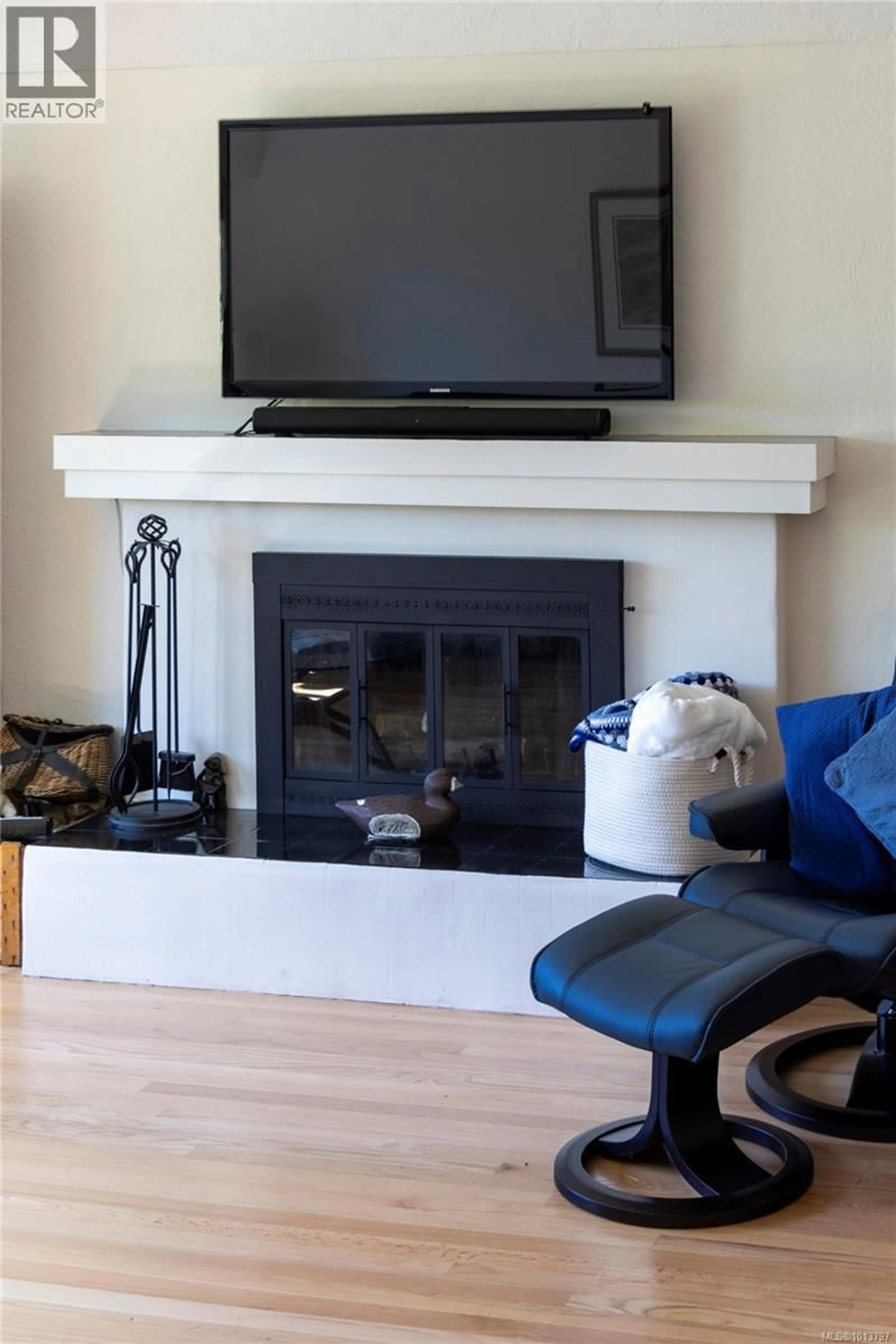 Living room with furniture, unknown for 1846 SAN JUAN AVENUE, Saanich British Columbia V8N2H9