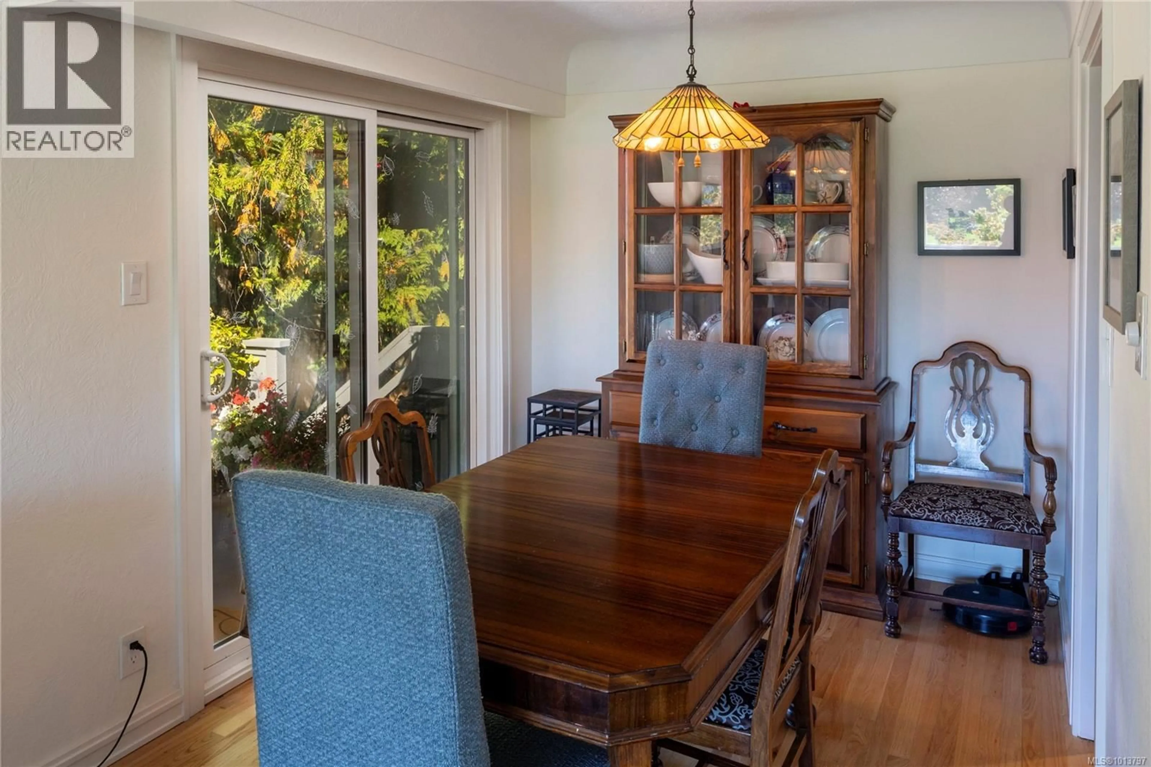 Dining room, wood/laminate floor for 1846 SAN JUAN AVENUE, Saanich British Columbia V8N2H9