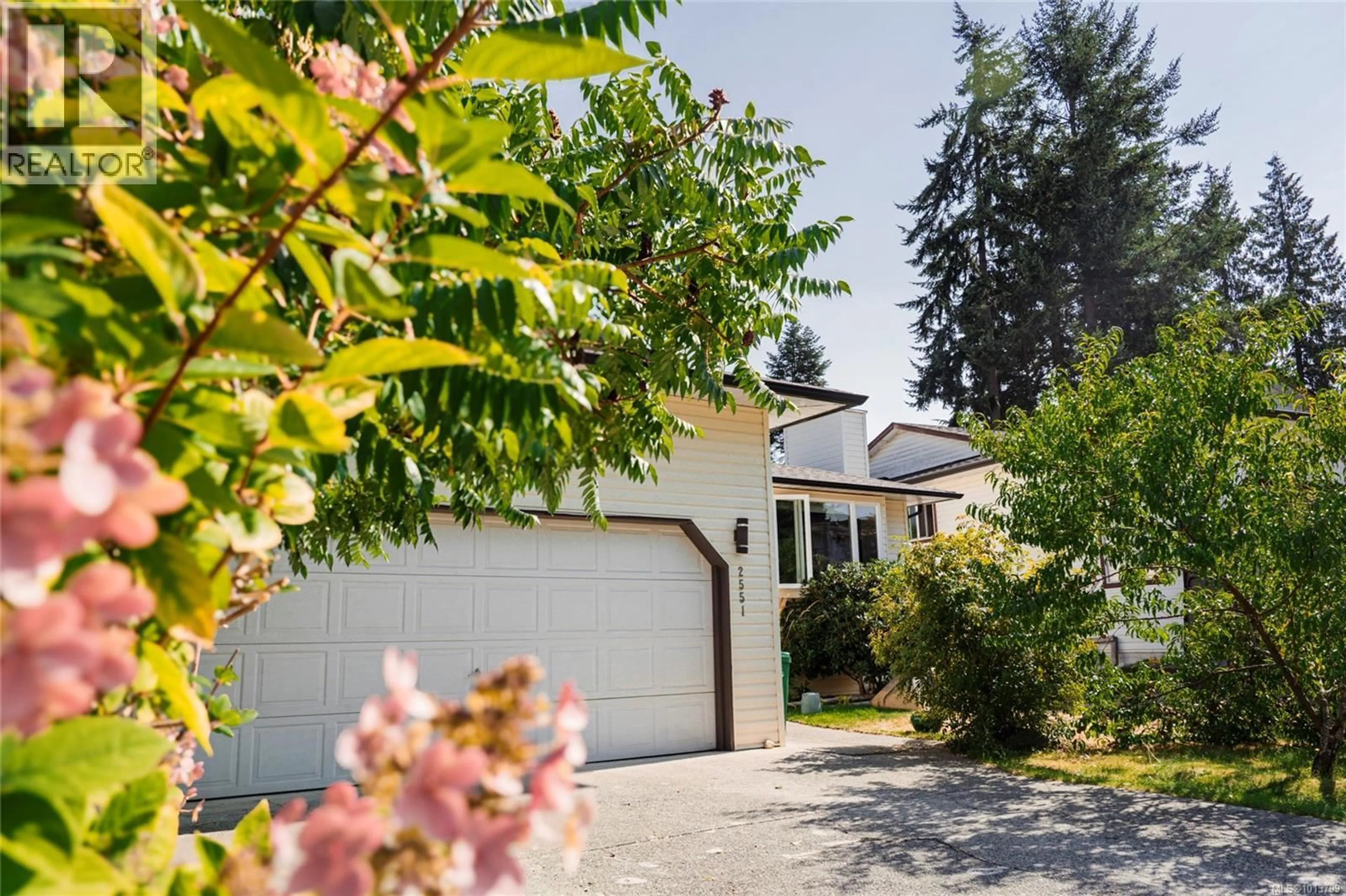 Home with vinyl exterior material, street for 2551 STAMPEDE TRAIL, Nanaimo British Columbia V9T5S4