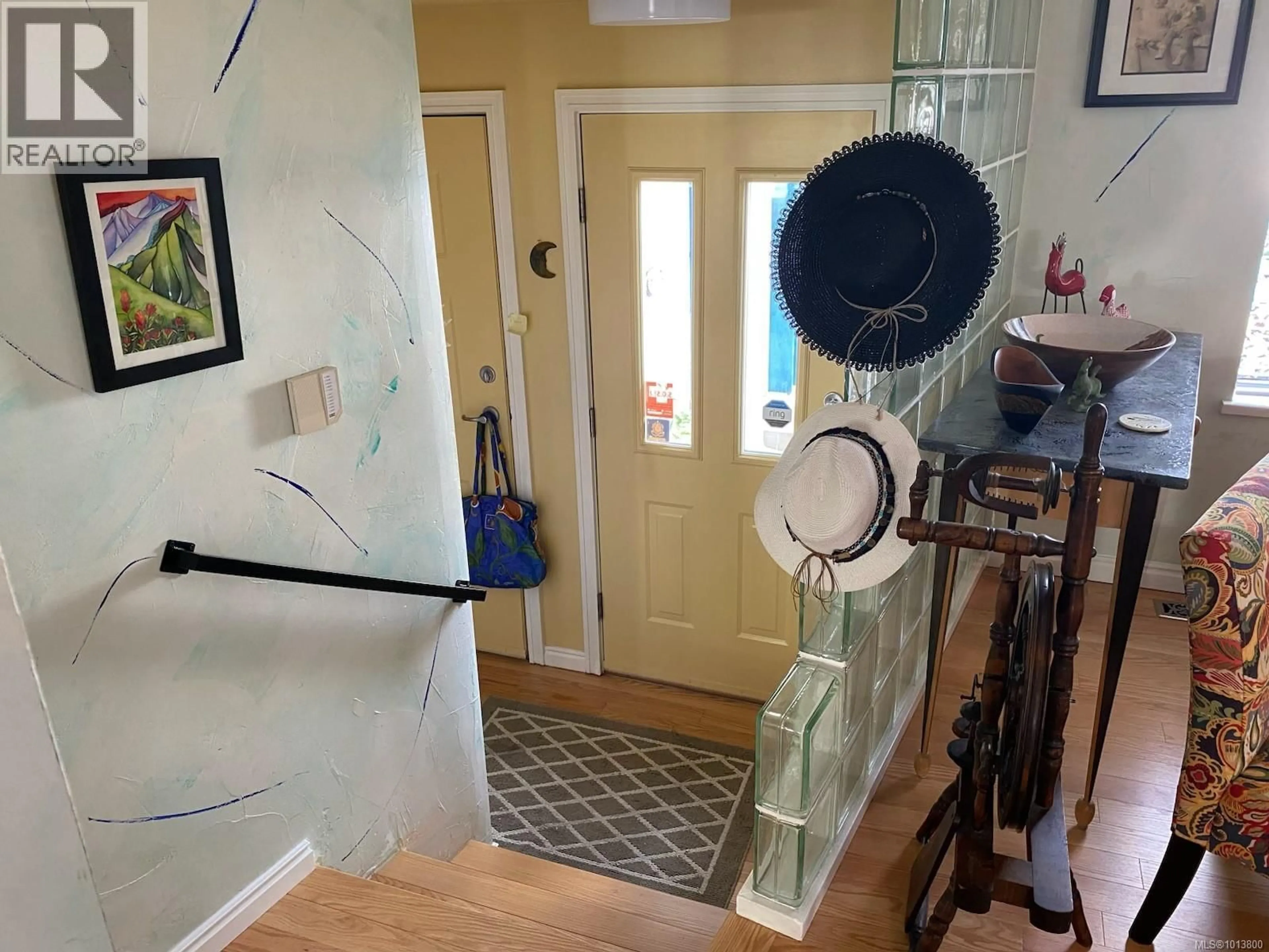 Indoor entryway for 2328 SHAKESPEARE STREET, Victoria British Columbia V8R4G3