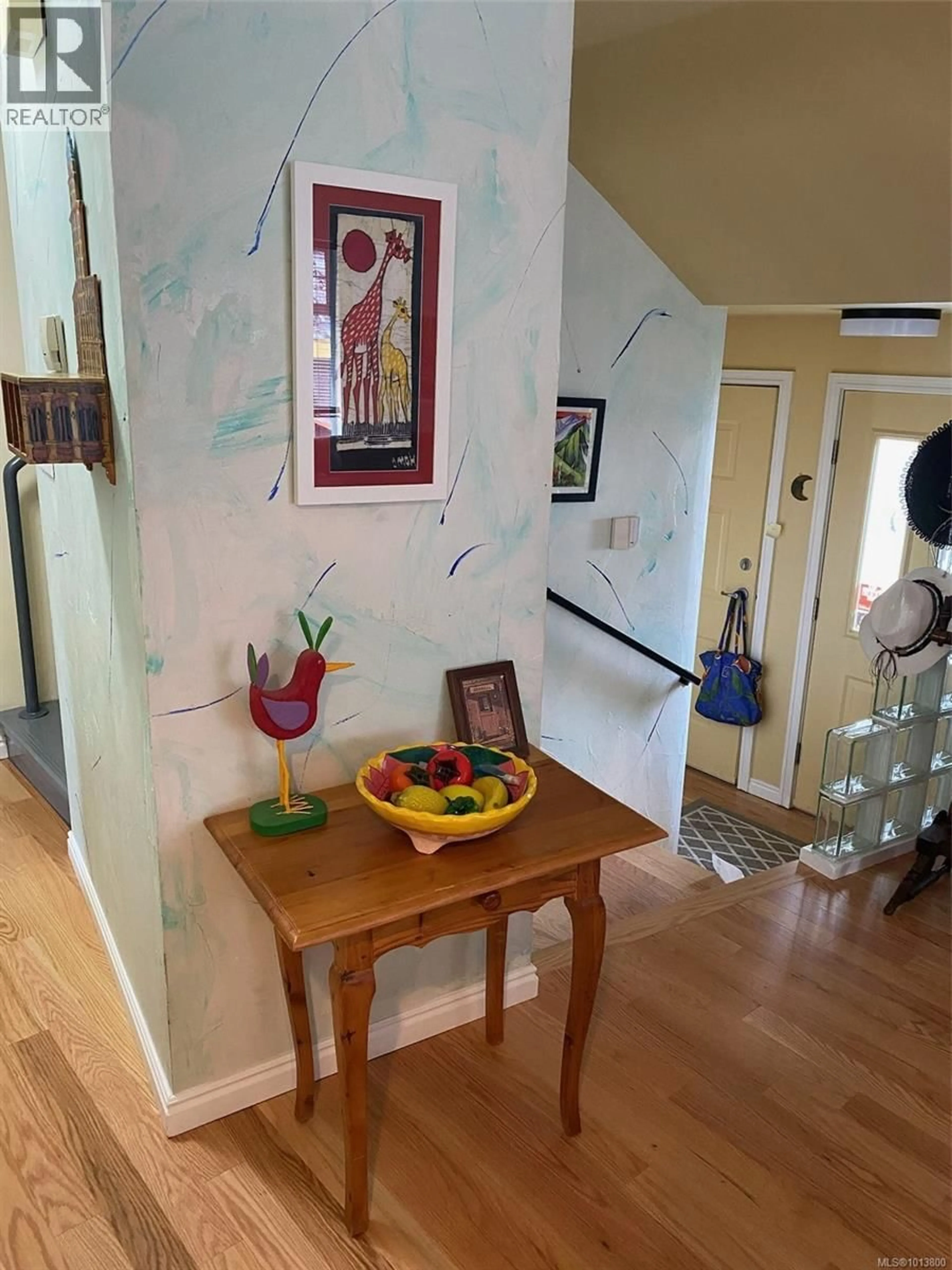 Indoor entryway for 2328 SHAKESPEARE STREET, Victoria British Columbia V8R4G3