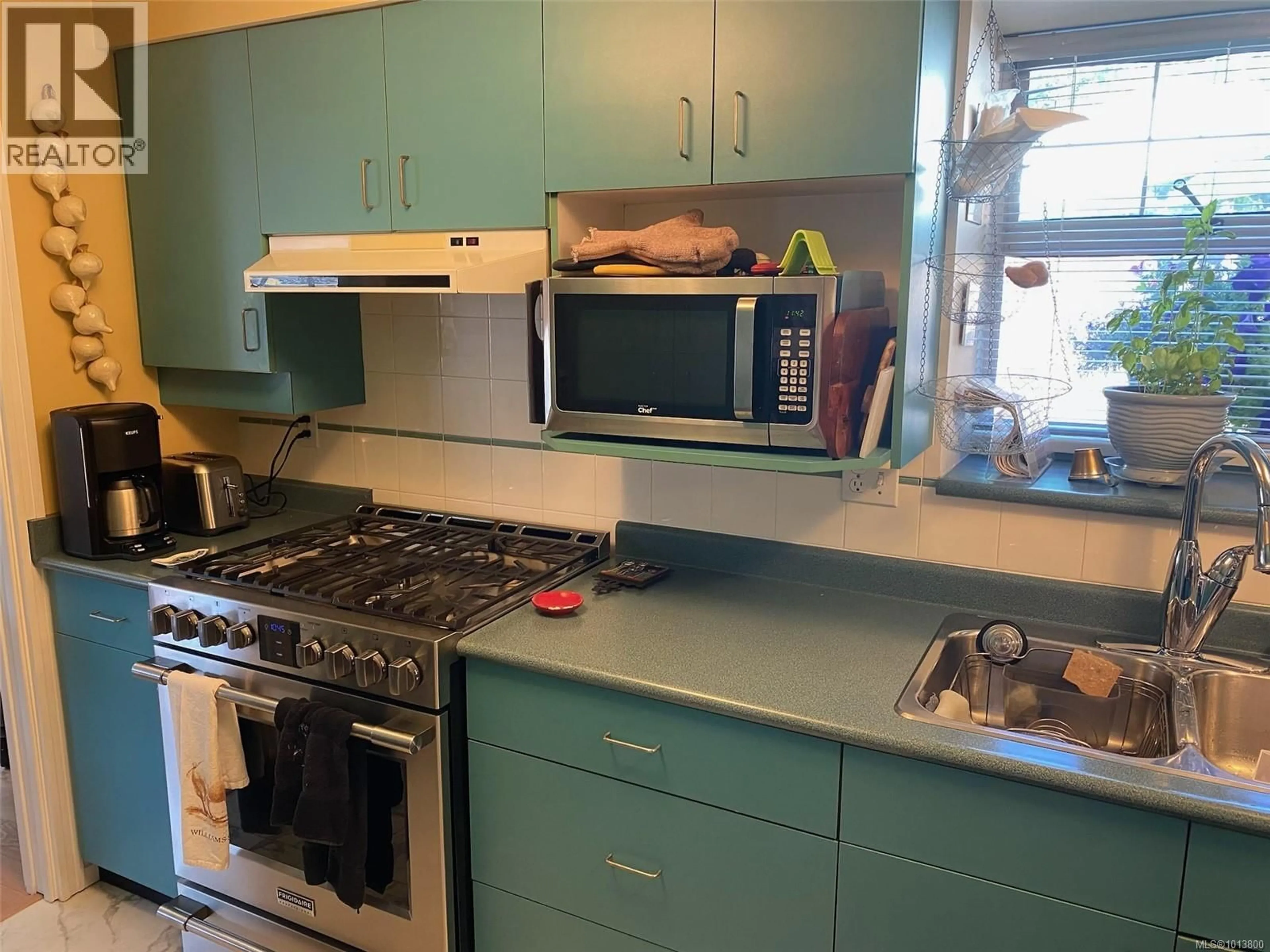Standard kitchen, unknown for 2328 SHAKESPEARE STREET, Victoria British Columbia V8R4G3