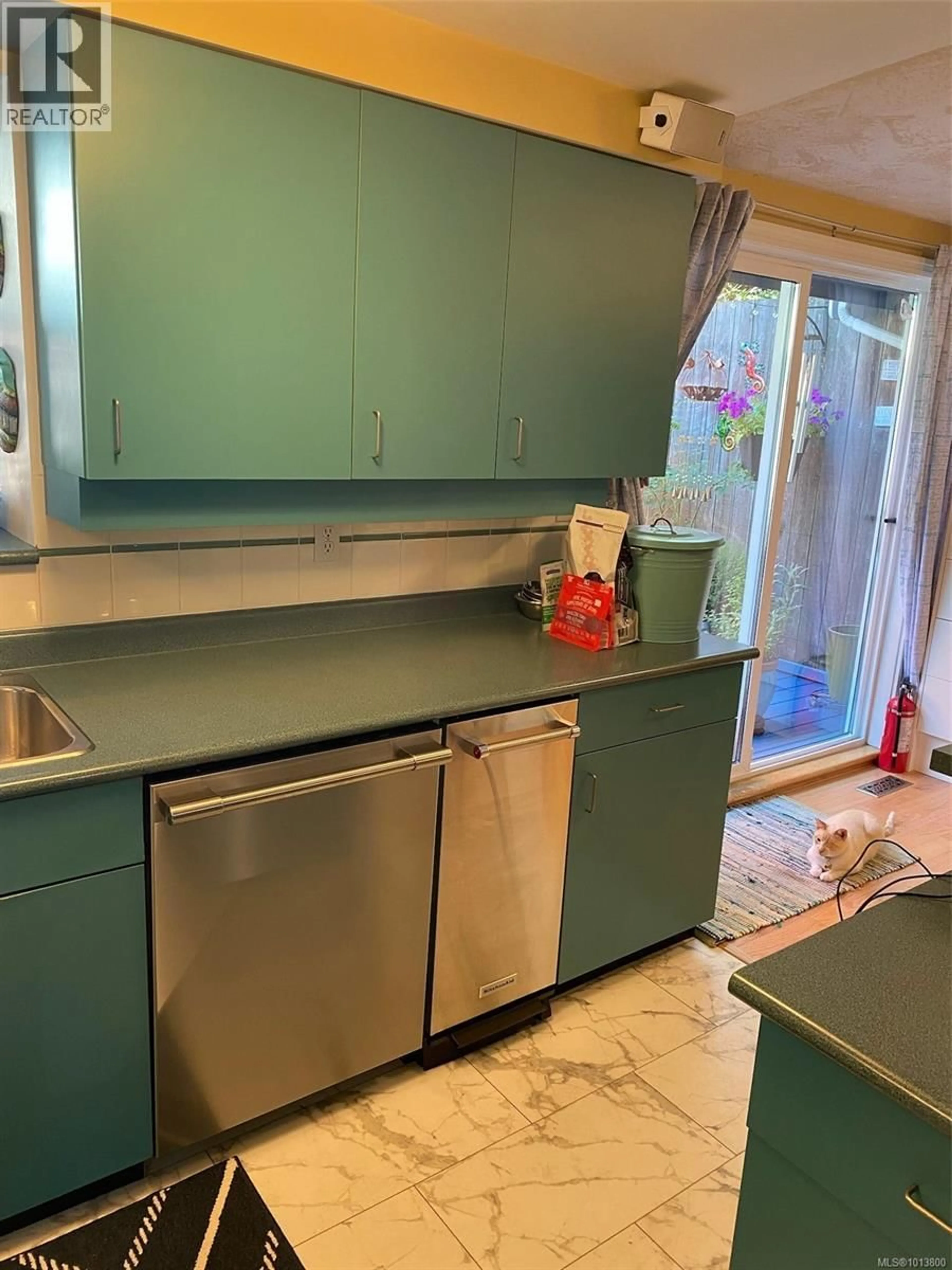 Standard kitchen, unknown for 2328 SHAKESPEARE STREET, Victoria British Columbia V8R4G3