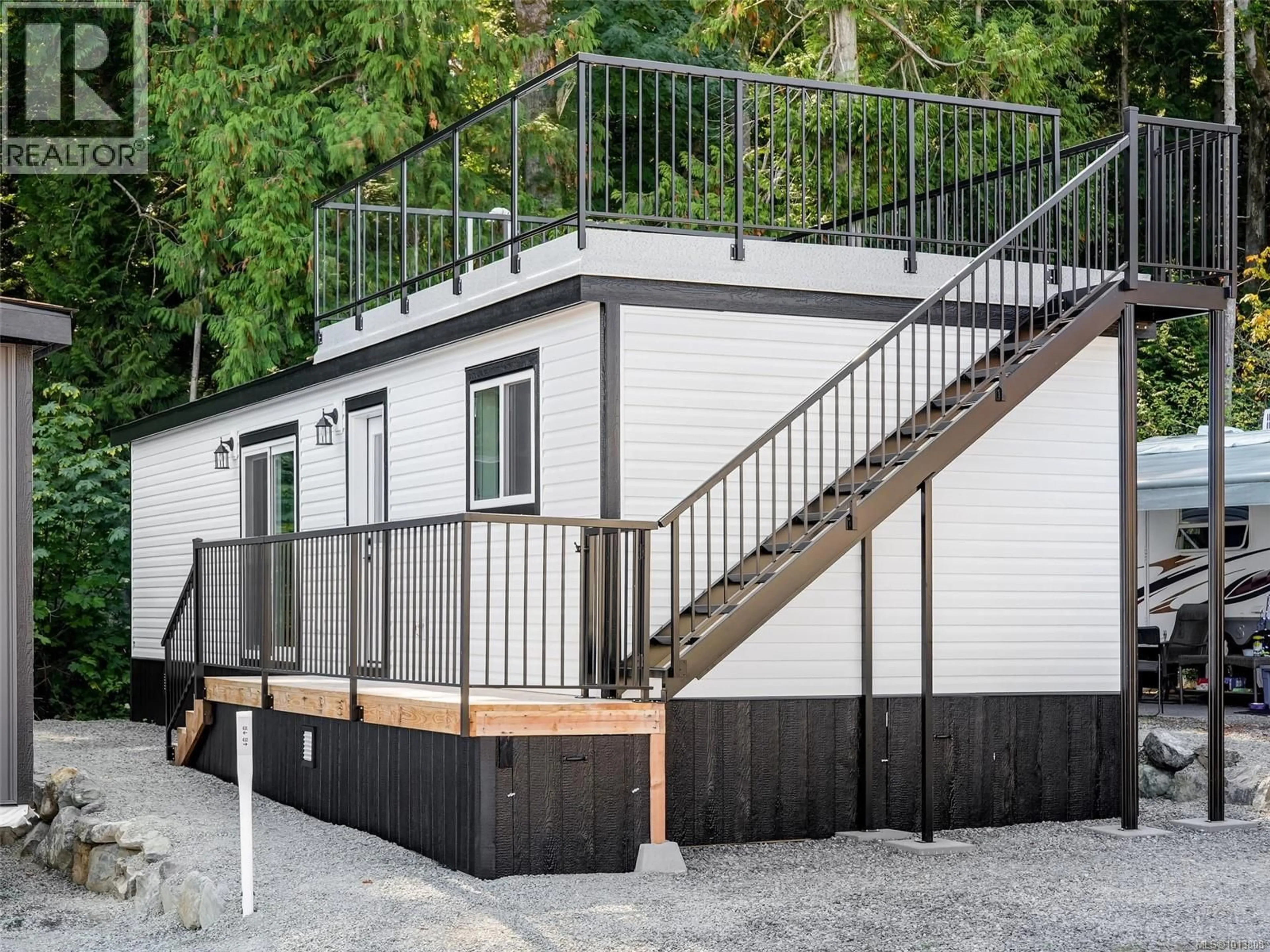 Home with vinyl exterior material, street for 432 - 747 OLD PLACE ROAD, Central Saanich British Columbia V8M0C3