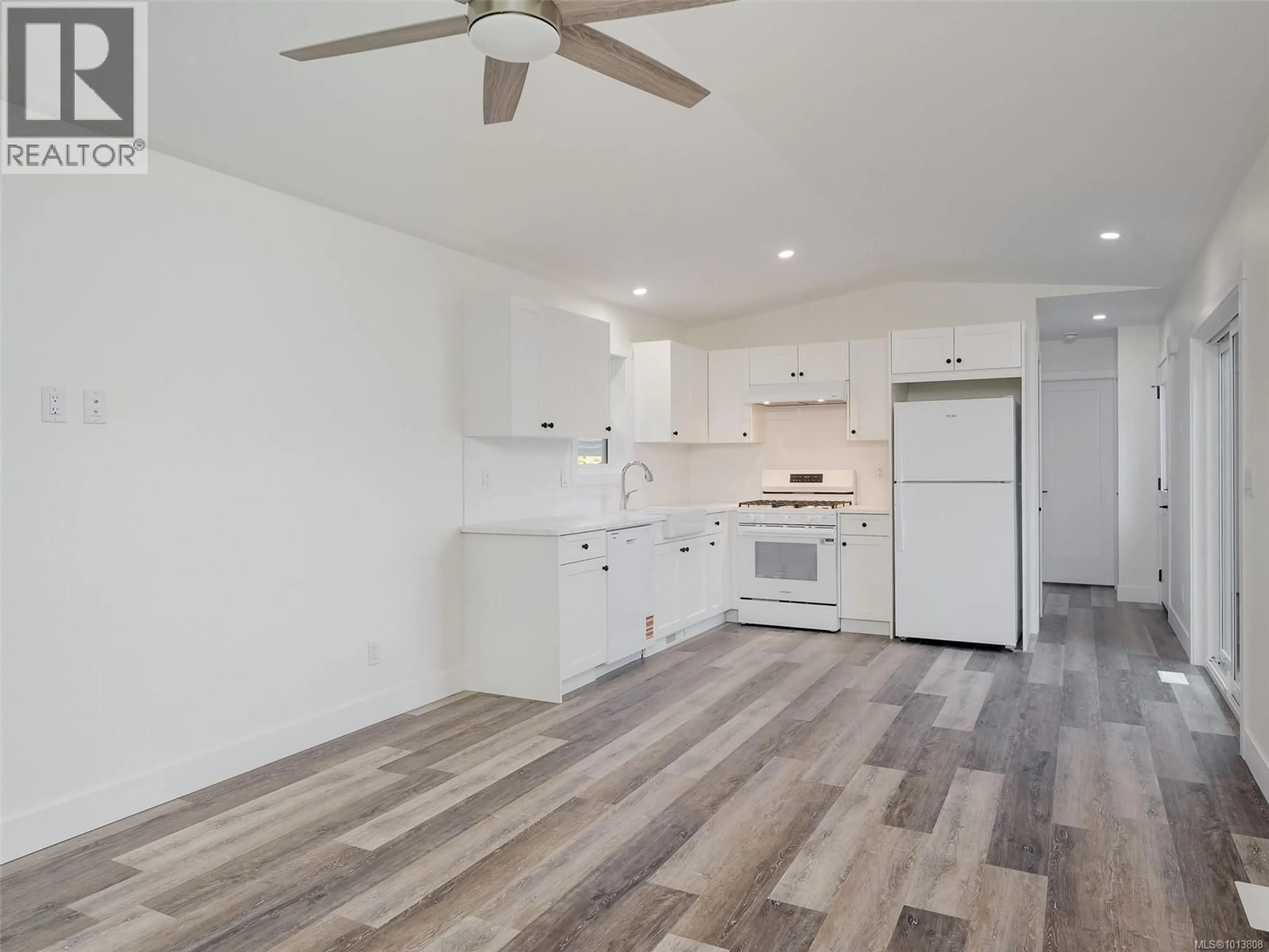 Open concept kitchen, wood/laminate floor for 432 - 747 OLD PLACE ROAD, Central Saanich British Columbia V8M0C3