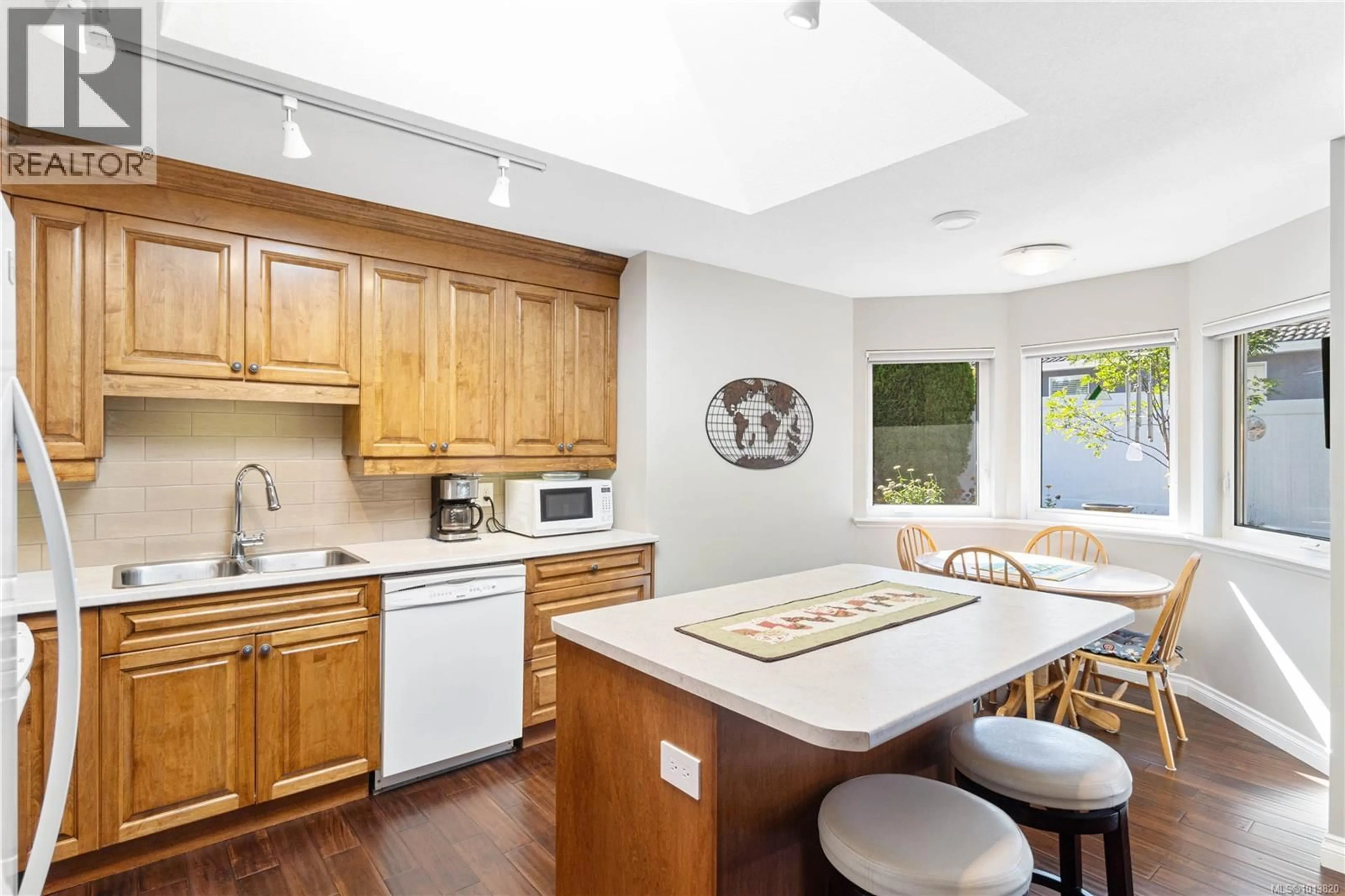 Open concept kitchen, unknown for 571 HOLLYWOOD ROAD, Qualicum Beach British Columbia V9K1A1