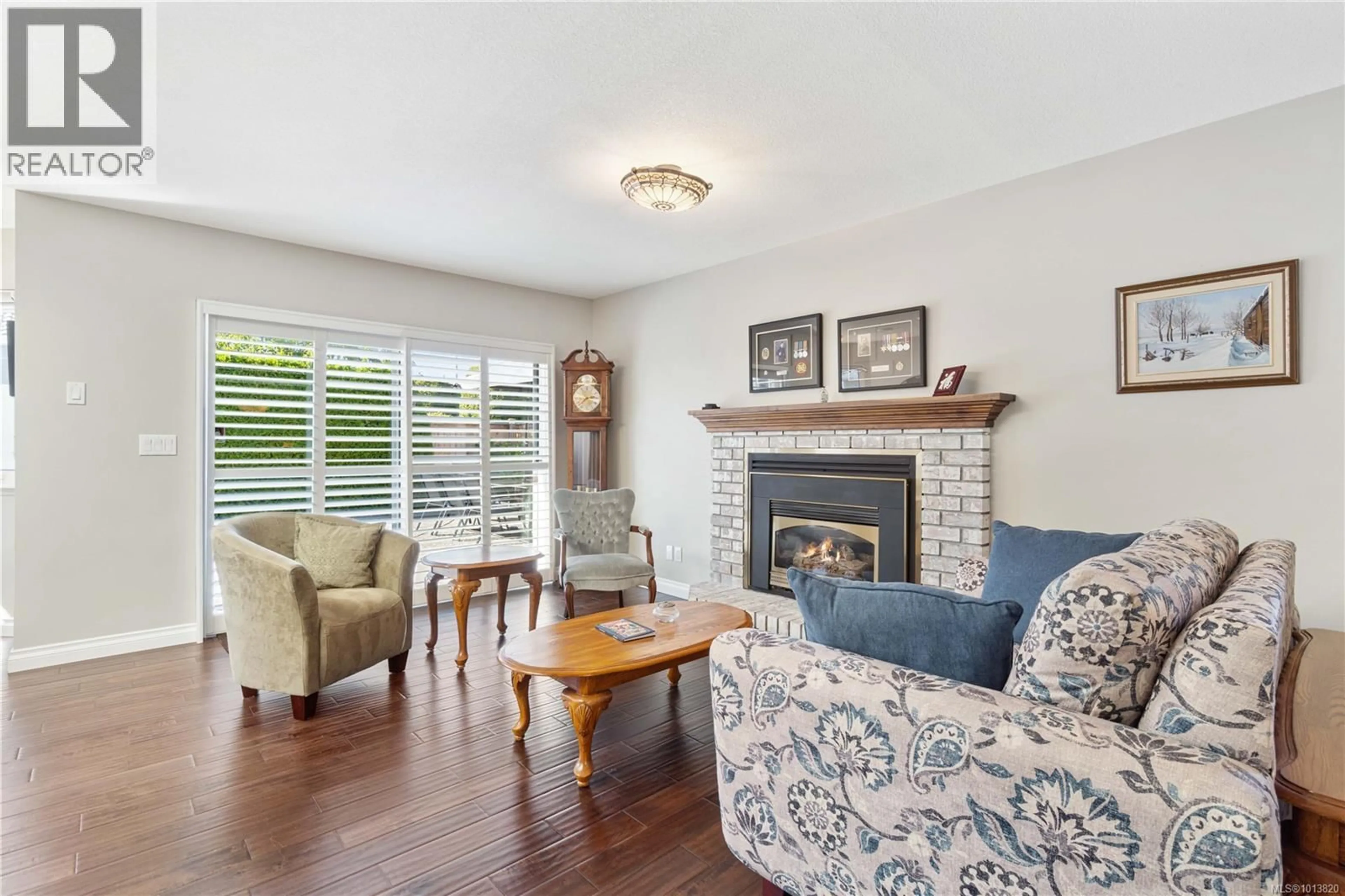 Living room with furniture, wood/laminate floor for 571 HOLLYWOOD ROAD, Qualicum Beach British Columbia V9K1A1
