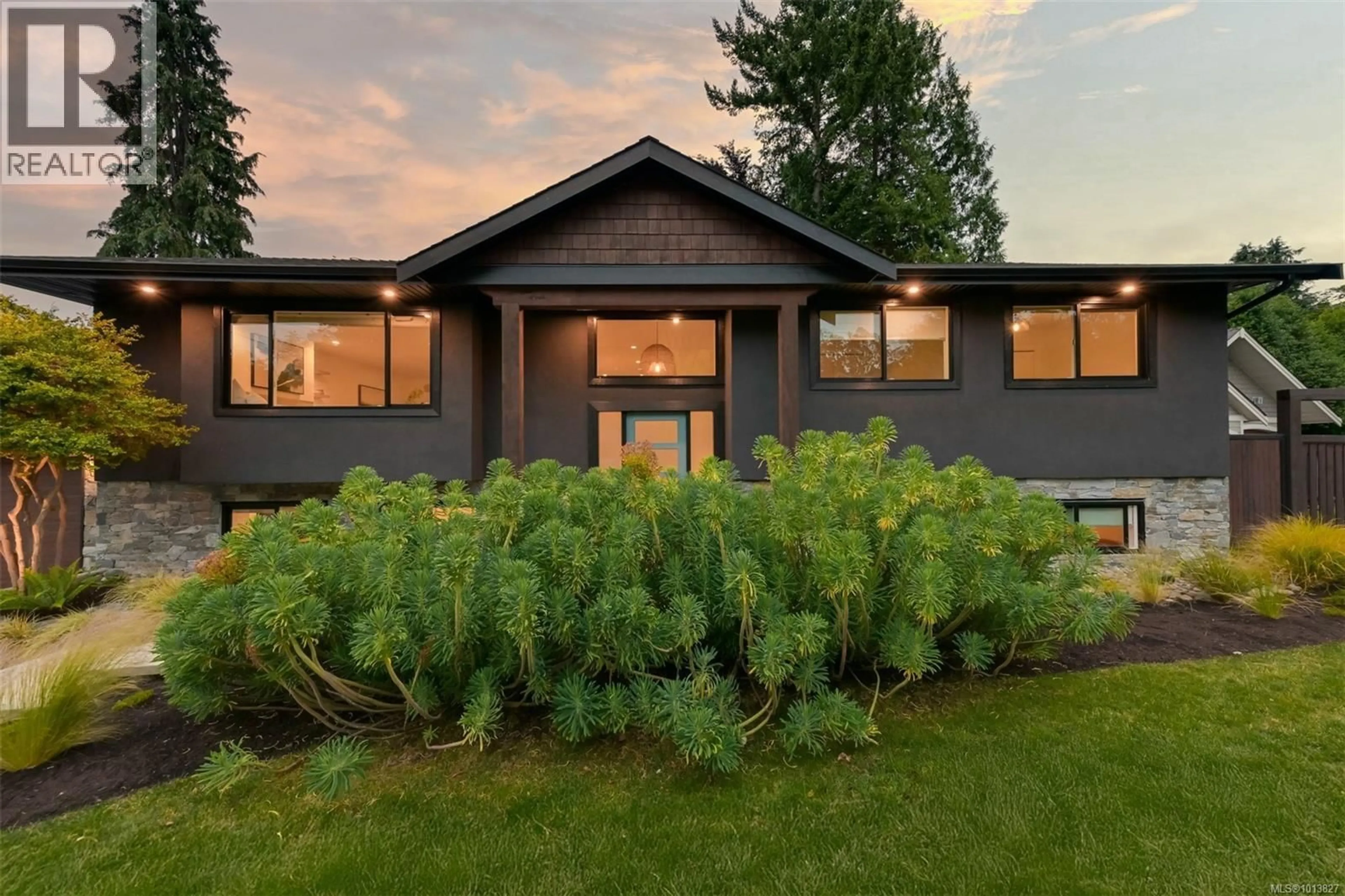 Home with vinyl exterior material, unknown for 2091 STONEHEWER PLACE, Oak Bay British Columbia V8S2Z8