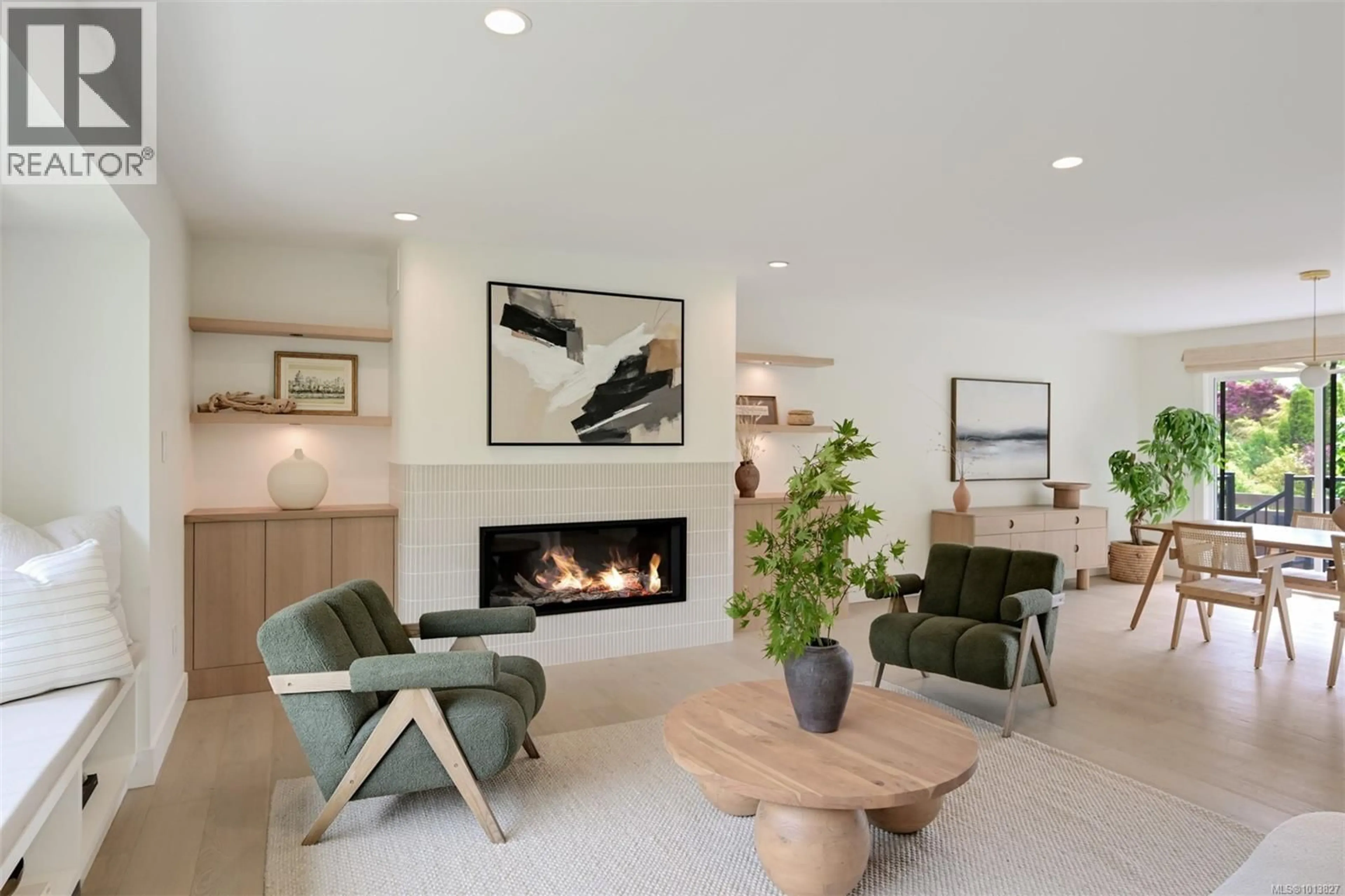 Living room with furniture, ceramic/tile floor for 2091 STONEHEWER PLACE, Oak Bay British Columbia V8S2Z8