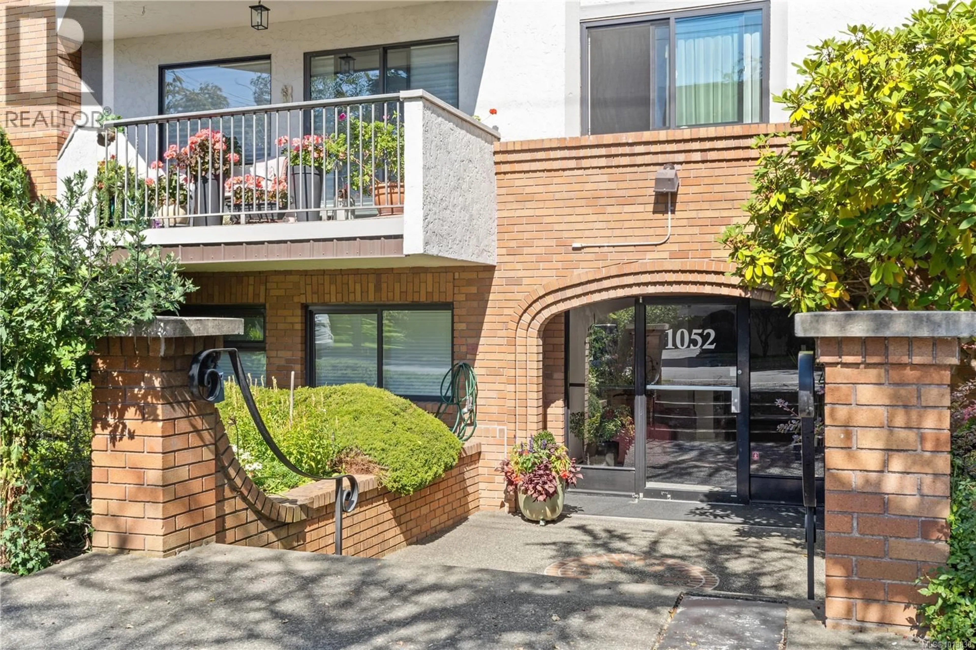 Unknown for 404 - 1052 ROCKLAND AVENUE, Victoria British Columbia V8V3H5