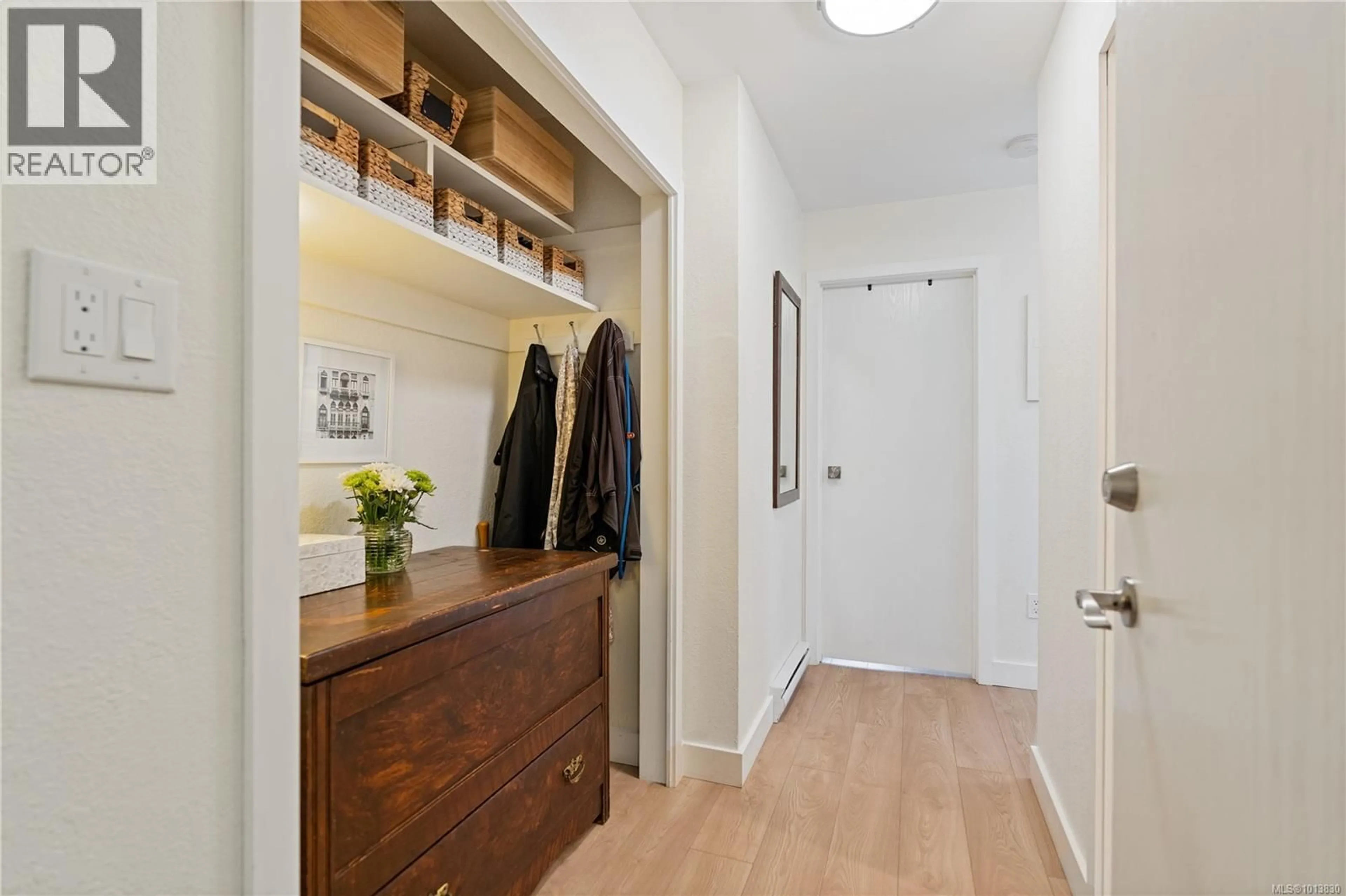 Indoor entryway for 404 - 1052 ROCKLAND AVENUE, Victoria British Columbia V8V3H5