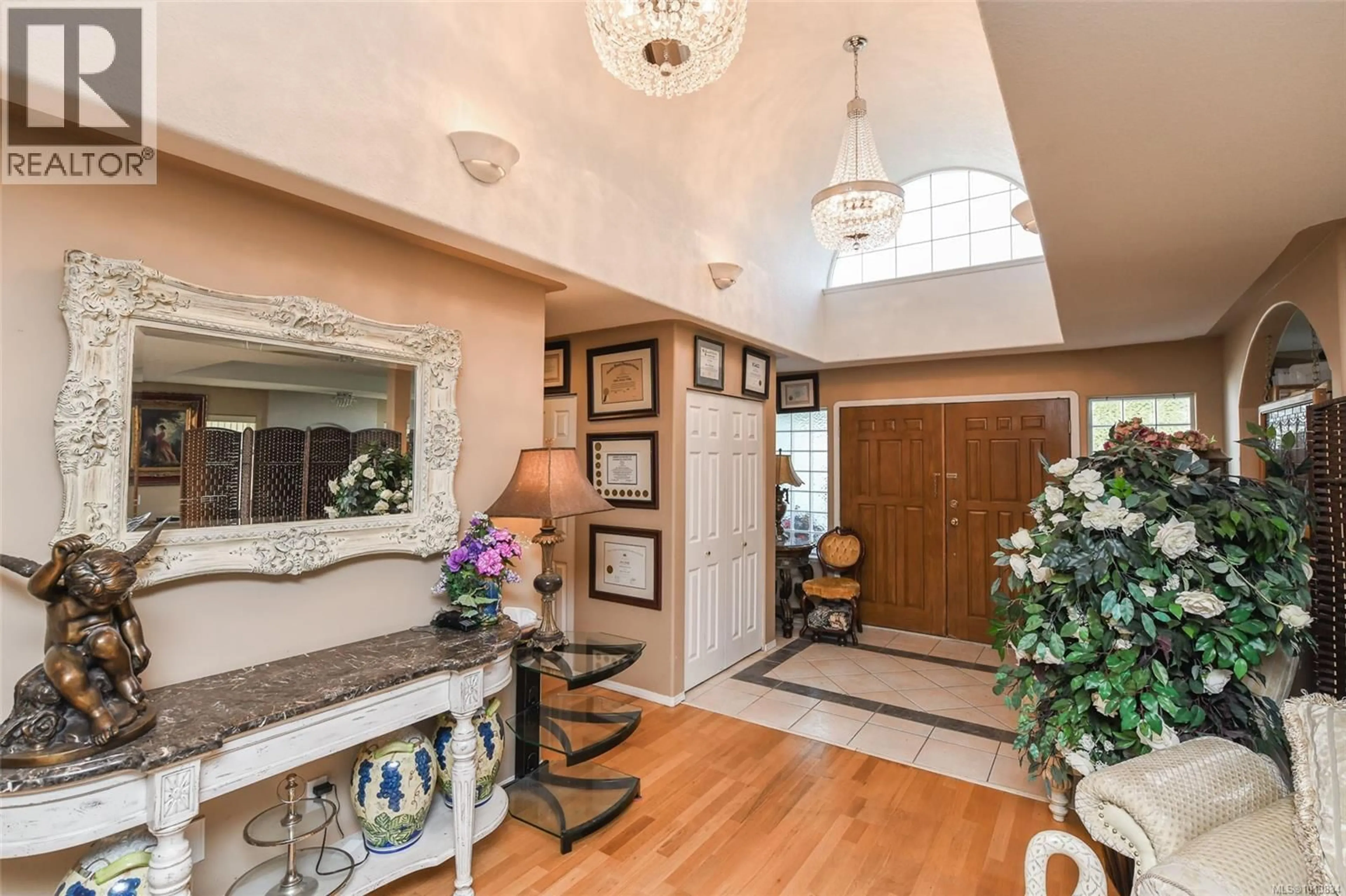 Indoor entryway for 1991 FAIRWAY DRIVE, Campbell River British Columbia V9H1R5
