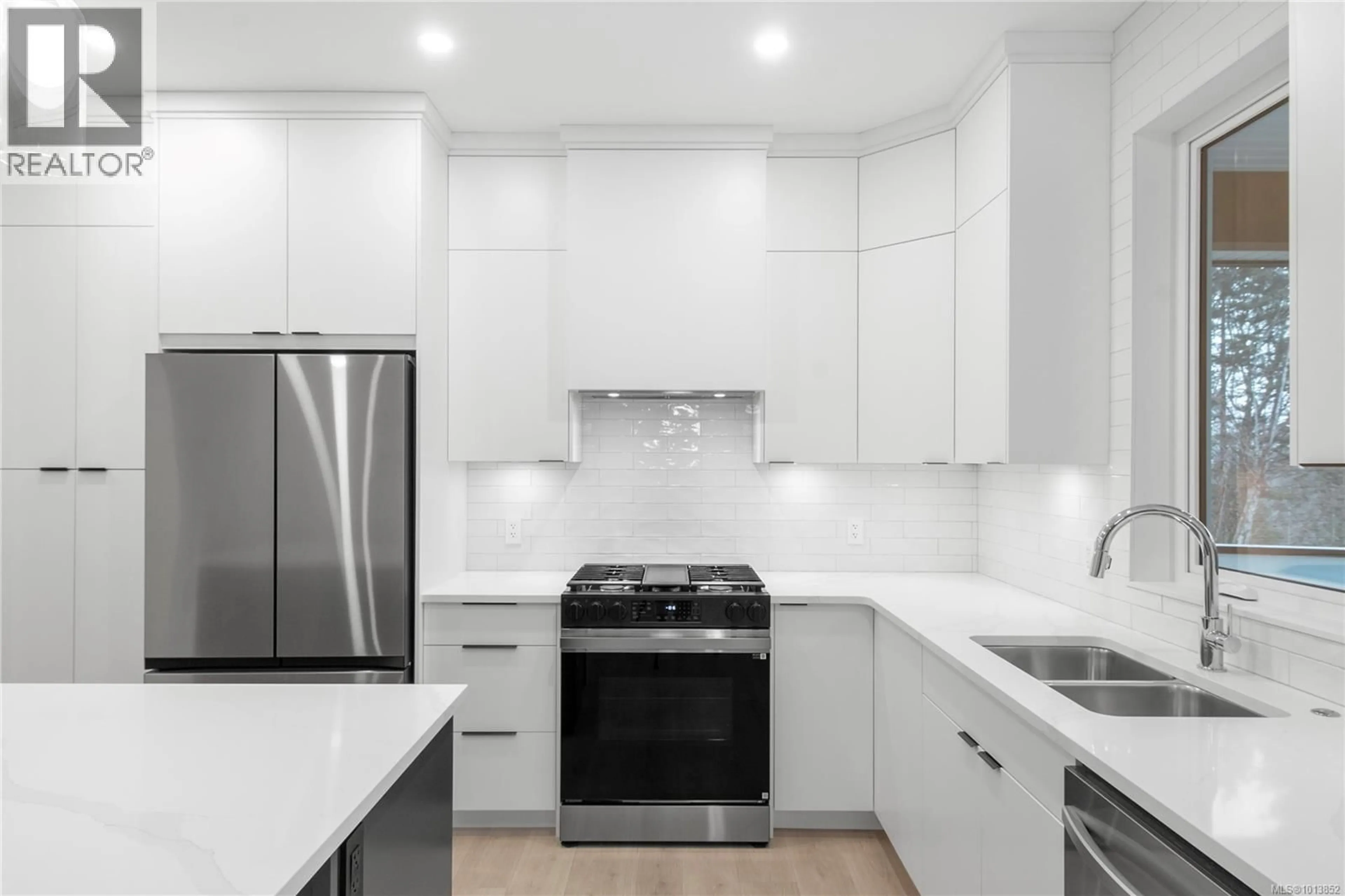 Contemporary kitchen, ceramic/tile floor for 21 - 1580 GLEN EAGLE DRIVE, Campbell River British Columbia V9W0B3