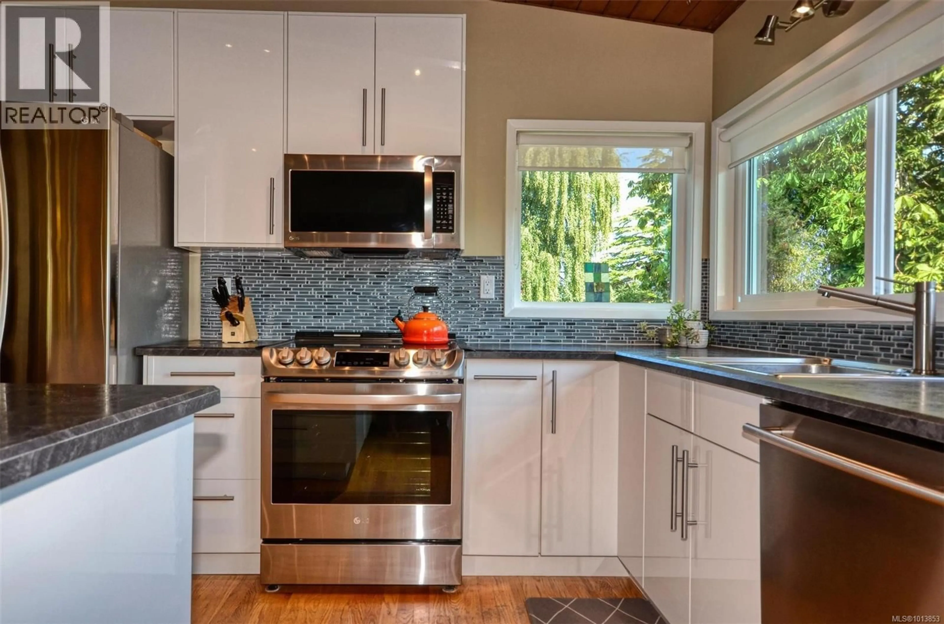 Contemporary kitchen, ceramic/tile floor for 2240 GREENLANDS ROAD, Saanich British Columbia V8N1T5