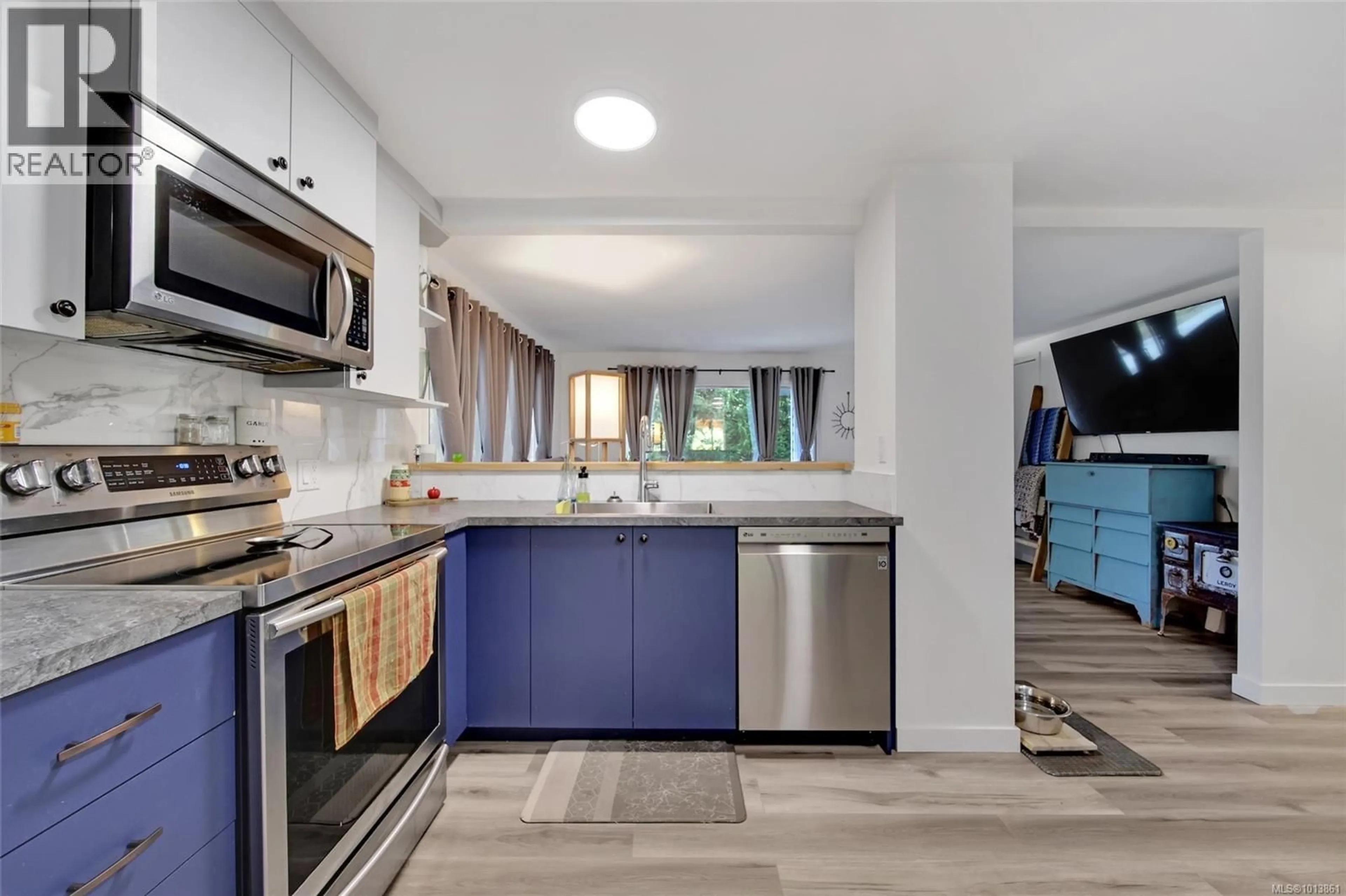 Open concept kitchen, ceramic/tile floor for 2850 BURDE STREET, Port Alberni British Columbia V9Y7M4