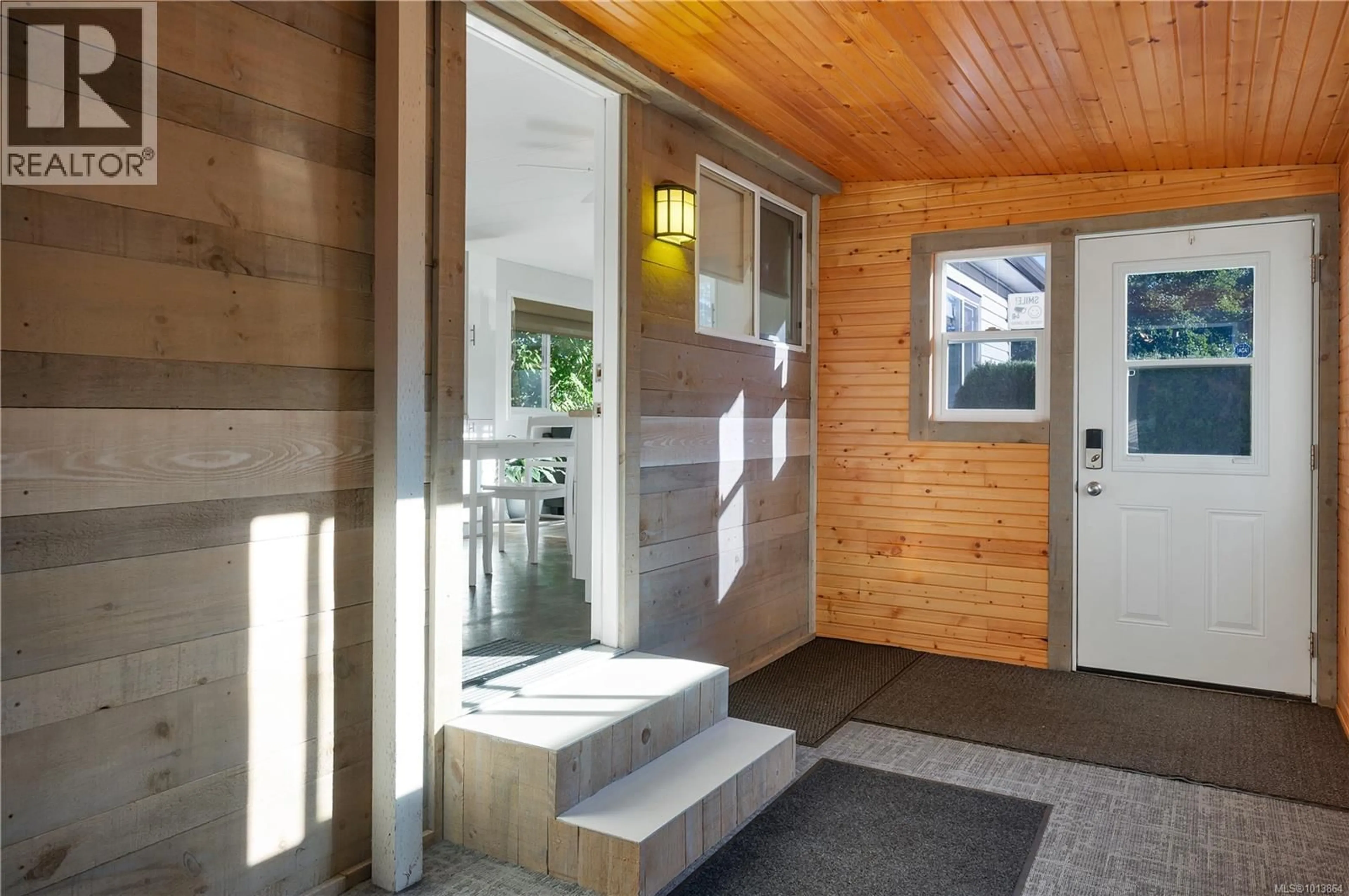 Indoor entryway for 61 - 2520 QUINSAM ROAD, Campbell River British Columbia V9W4N4