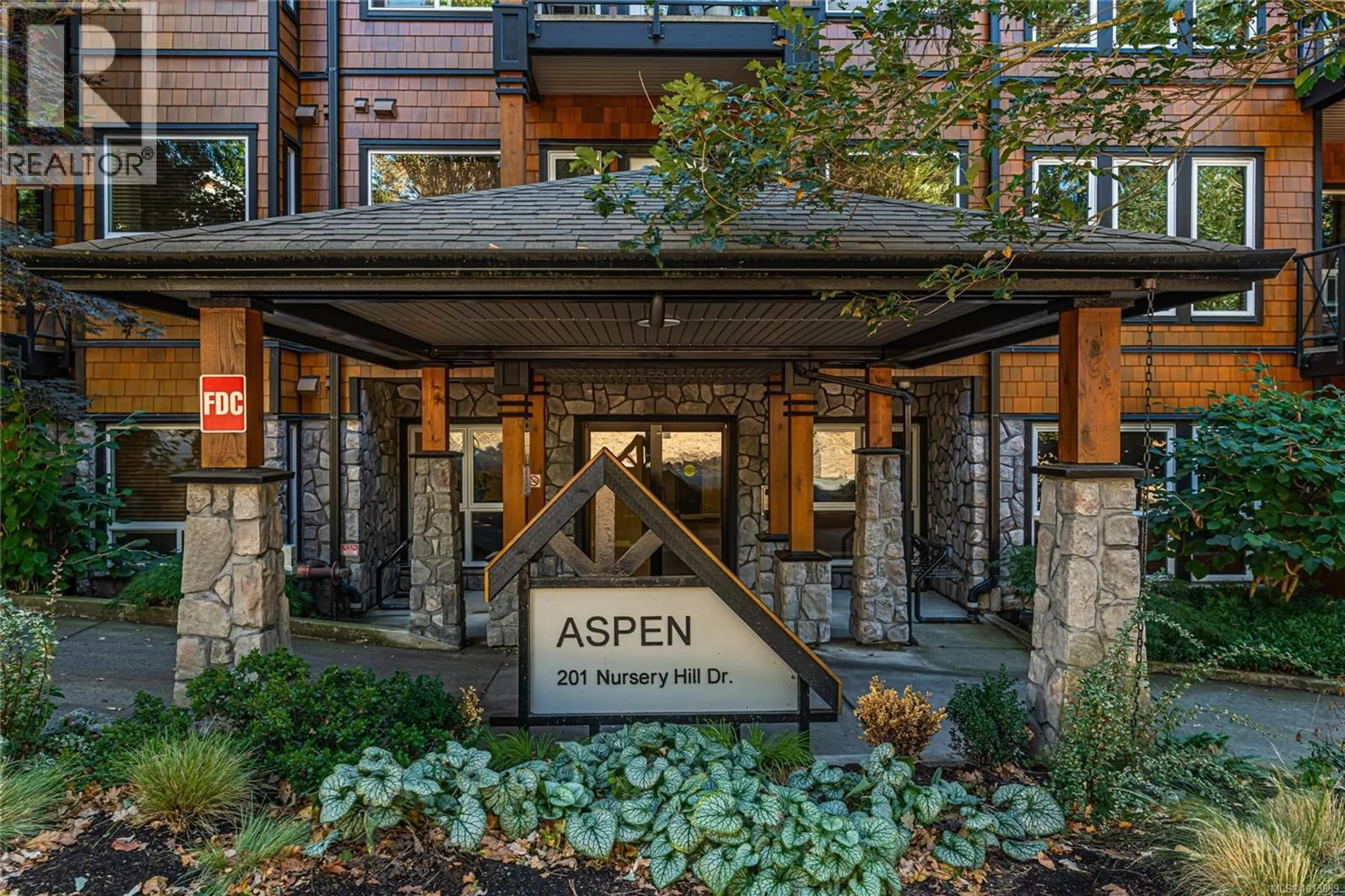 Indoor foyer for 103 - 201 NURSERY HILL DRIVE, View Royal British Columbia V9B0H7