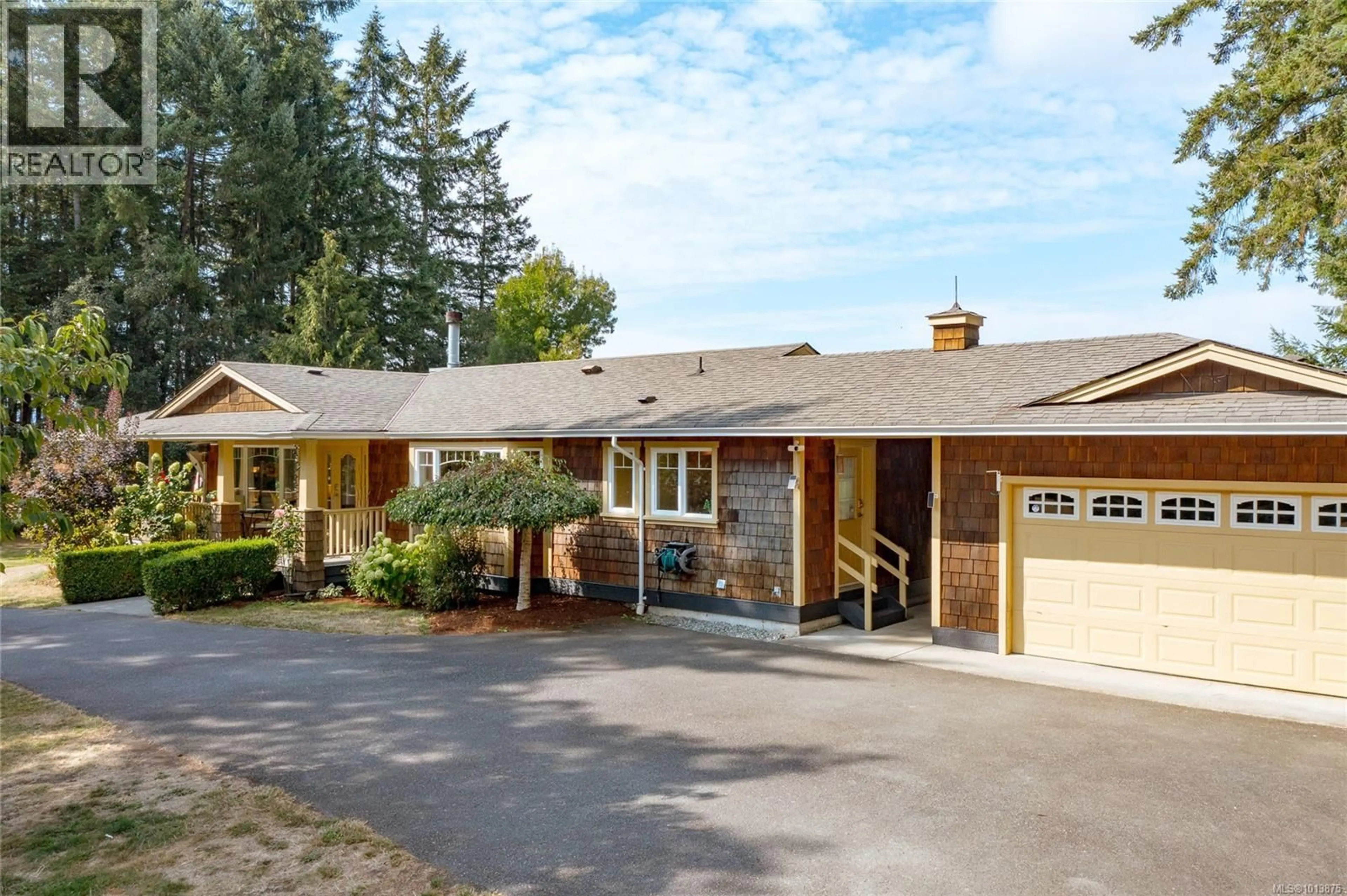 A pic from outside/outdoor area/front of a property/back of a property/a pic from drone, street for 1896 MARTIN PLACE, Duncan British Columbia V9L5W1