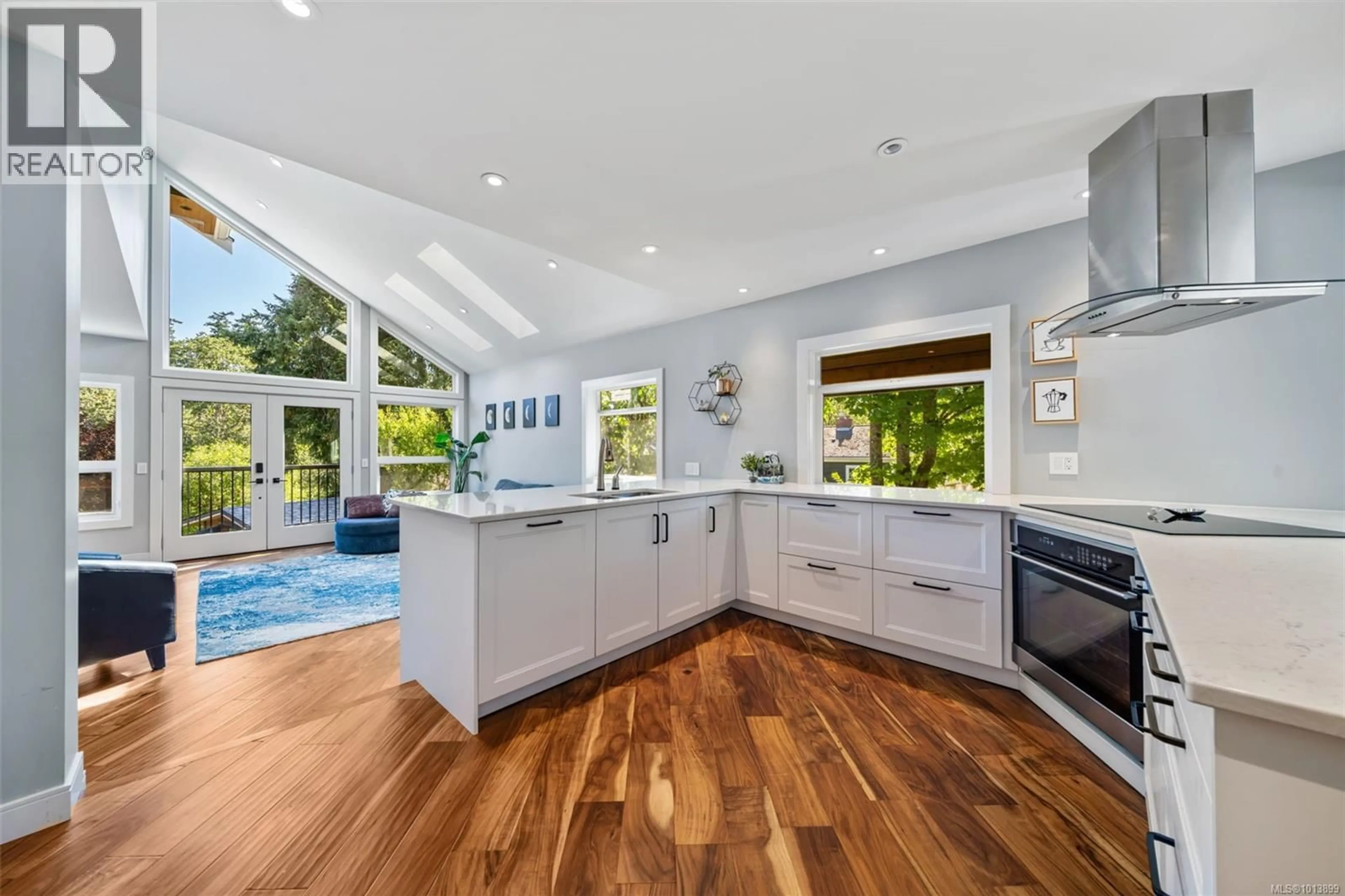 Open concept kitchen, ceramic/tile floor for 920 ARUNDEL DRIVE, Saanich British Columbia V9A2C3