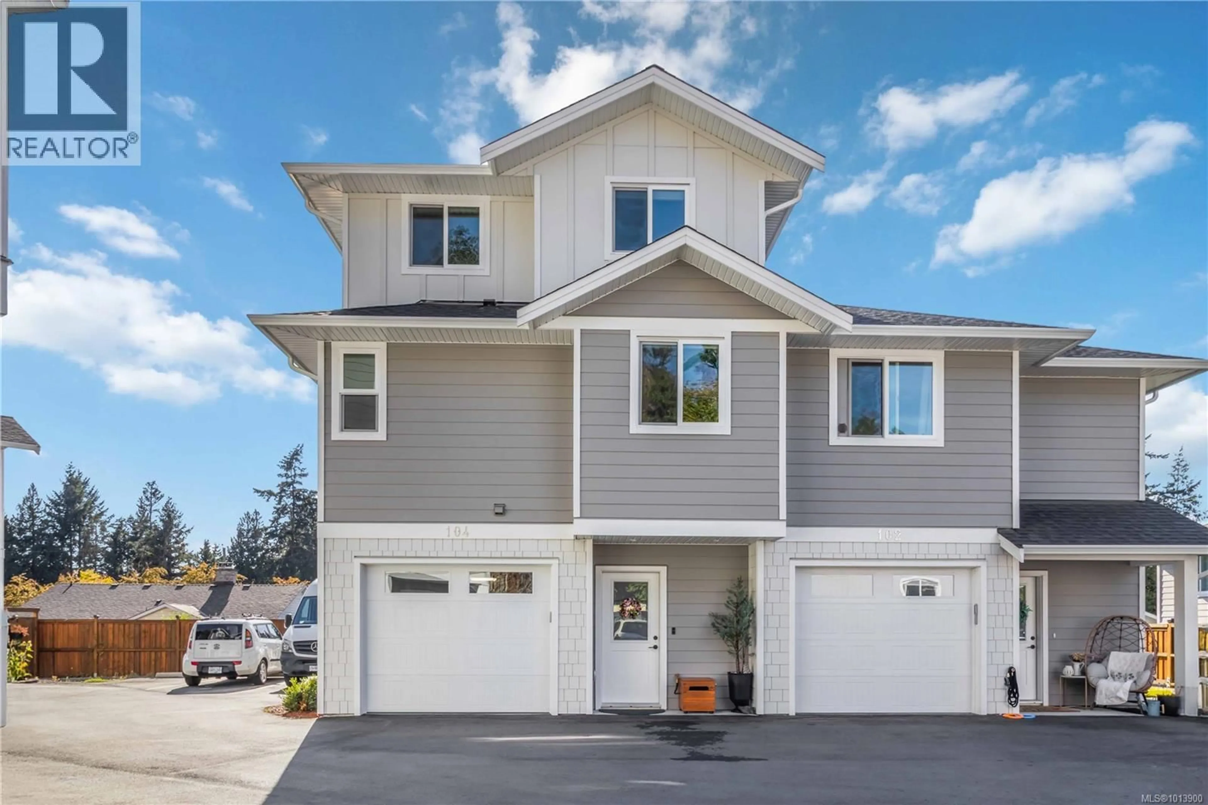 Home with vinyl exterior material, street for 104 - 593 HANSEN AVENUE, Langford British Columbia V9B3G9