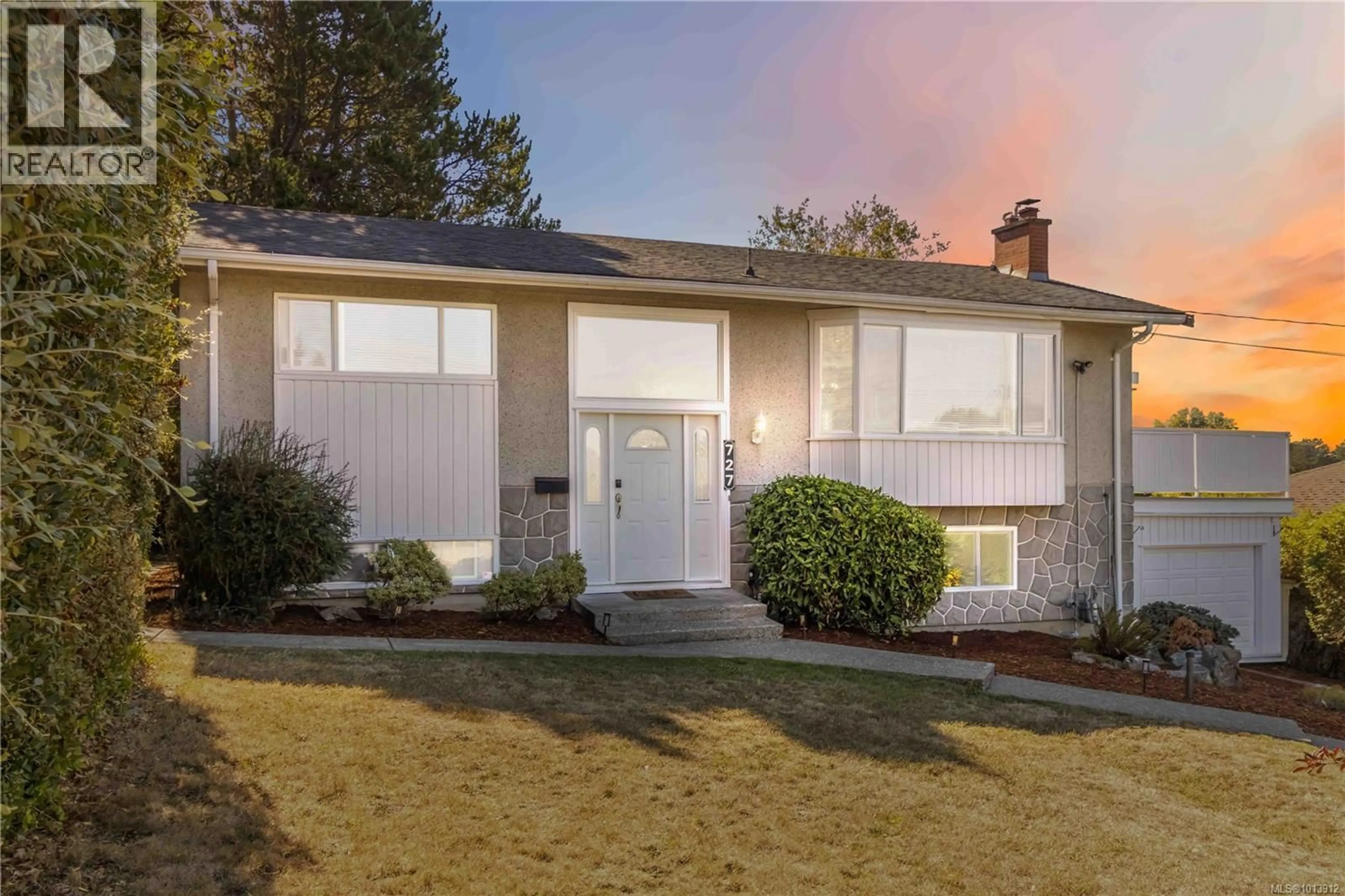 Home with vinyl exterior material, street for 727 CHESTERLEA ROAD, Saanich British Columbia V8X3R5