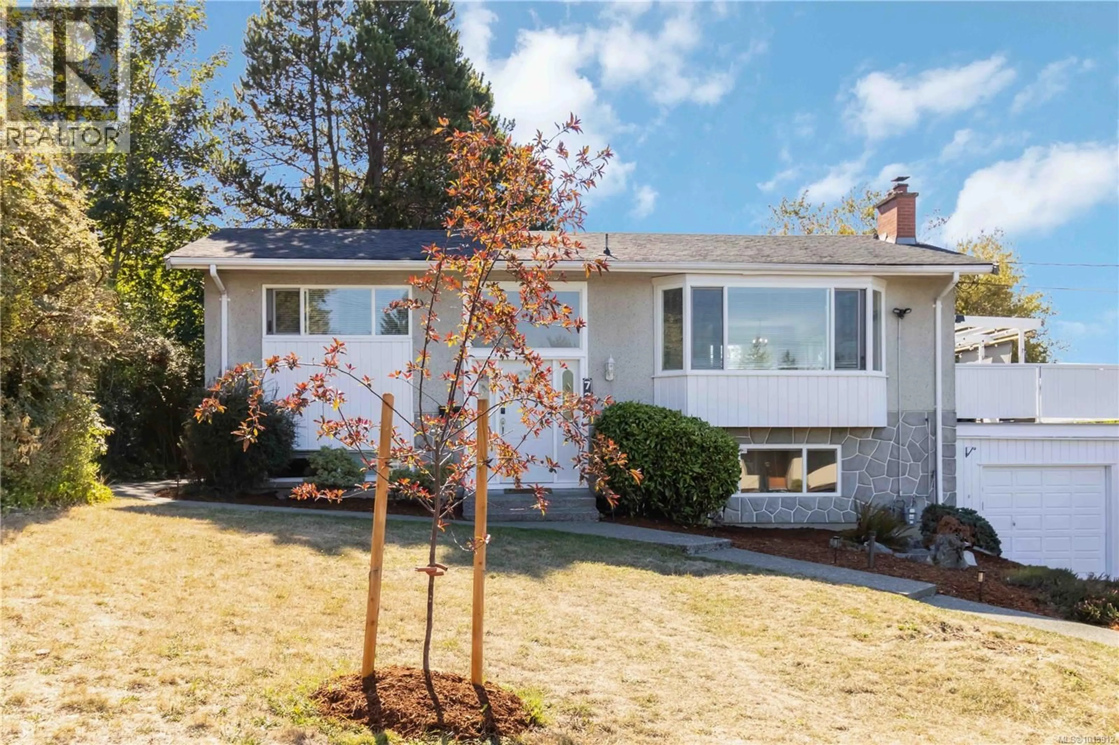Home with vinyl exterior material, street for 727 CHESTERLEA ROAD, Saanich British Columbia V8X3R5