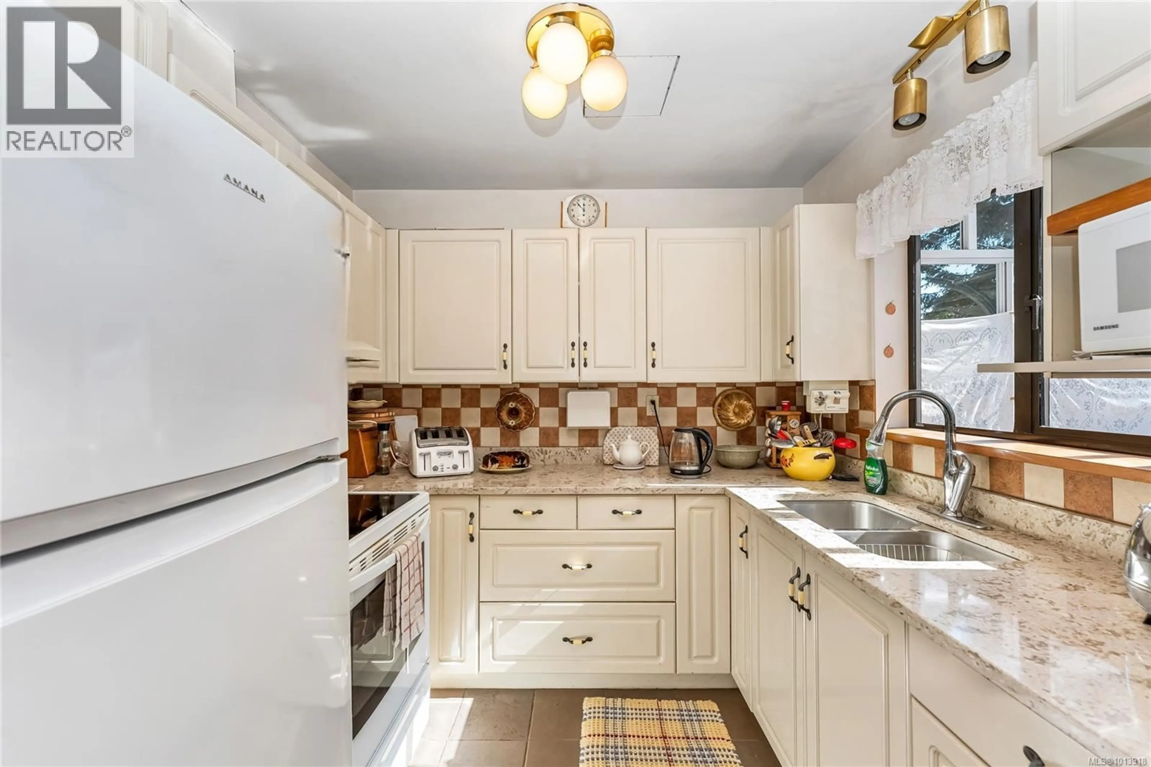 Standard kitchen, ceramic/tile floor for 107 PINE PLACE, Salt Spring British Columbia V8K2N4