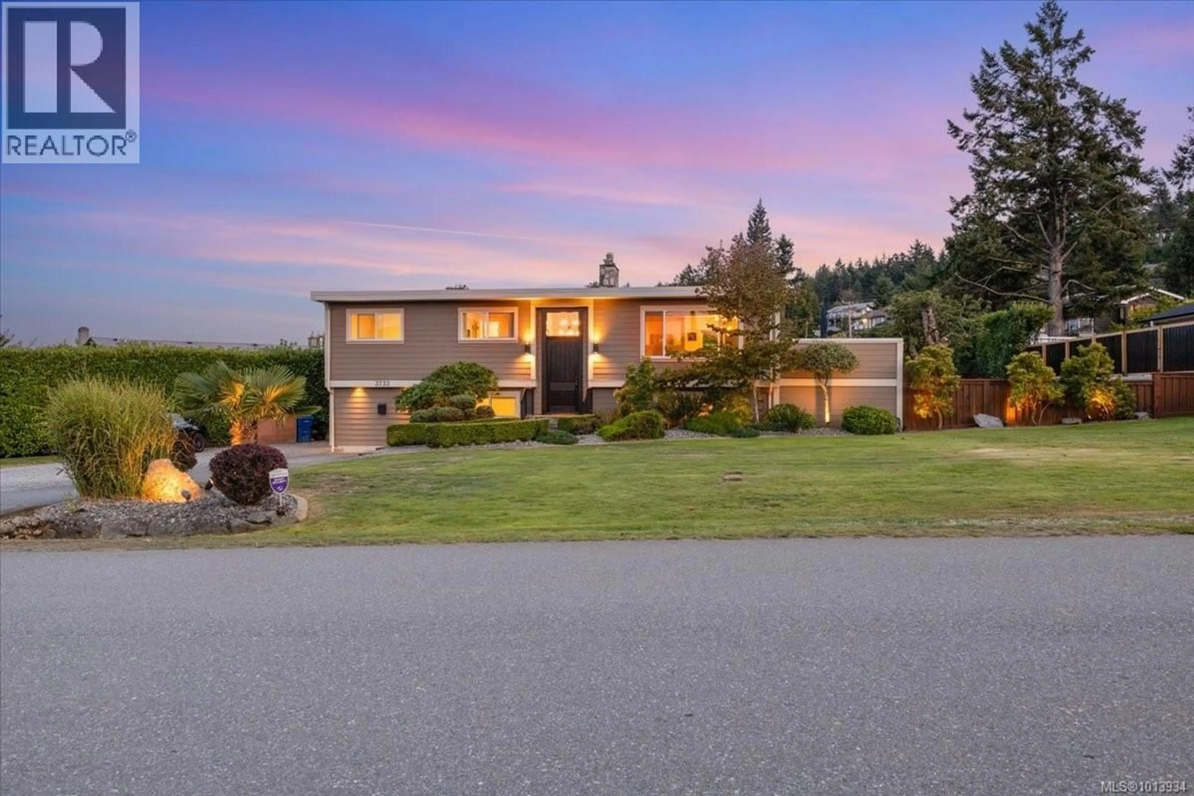 A pic from outside/outdoor area/front of a property/back of a property/a pic from drone, unknown for 3733 POLARIS DRIVE, Nanaimo British Columbia V9T1N4