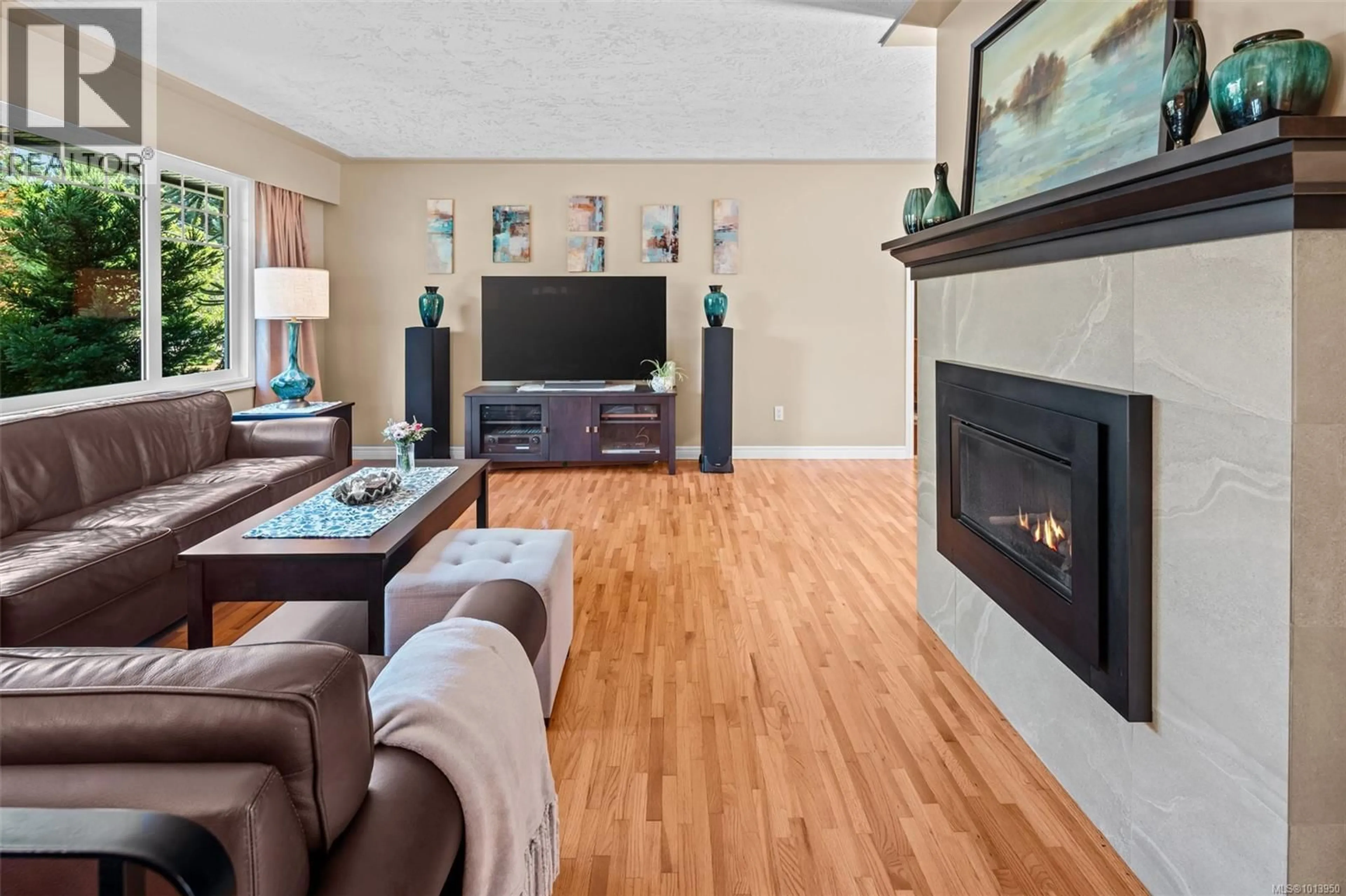 Living room with furniture, wood/laminate floor for 583 LANGHOLME DRIVE, Colwood British Columbia V9C1M1