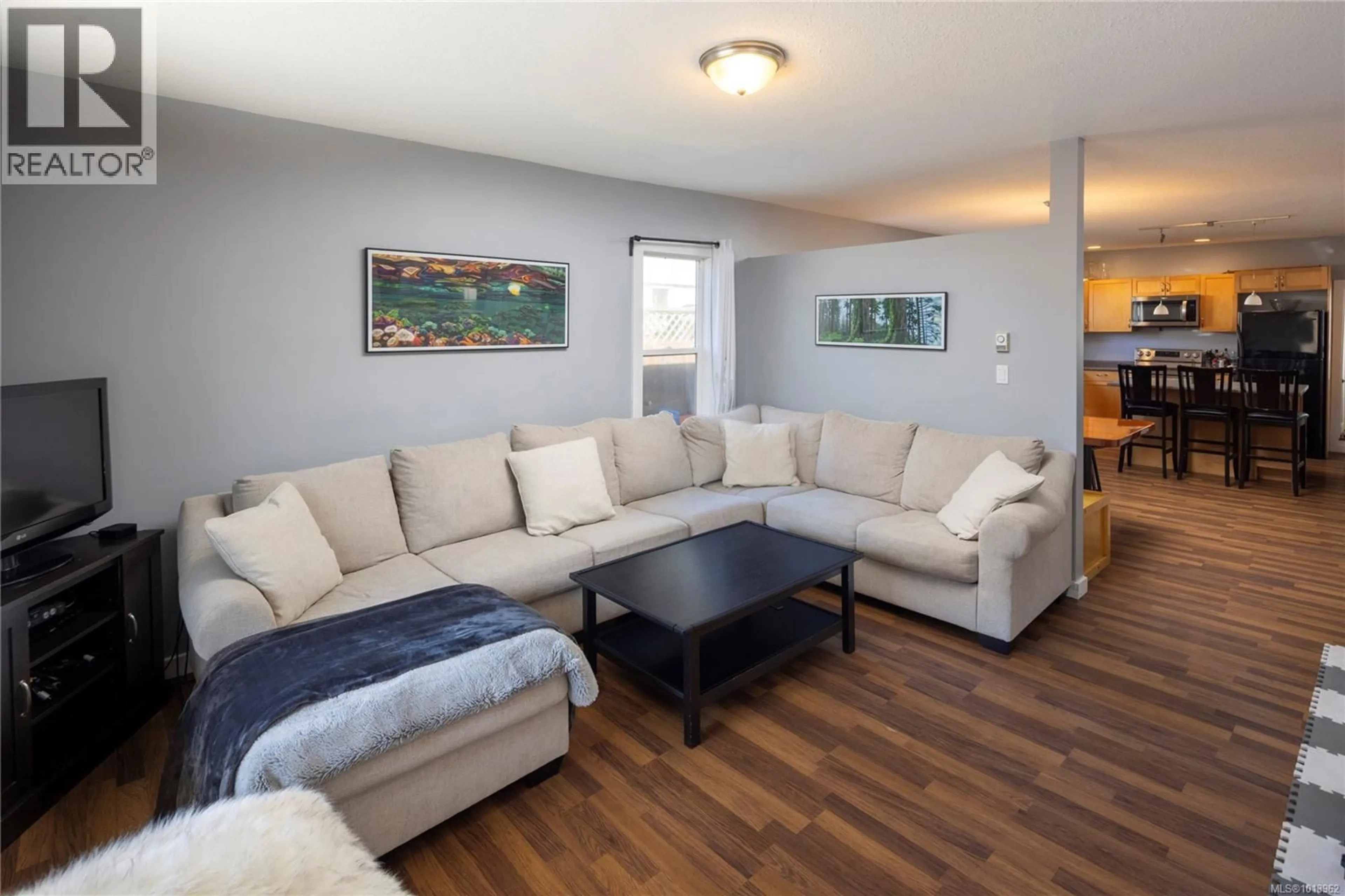 Living room with furniture, wood/laminate floor for 948 MASON STREET, Victoria British Columbia V8T1A2