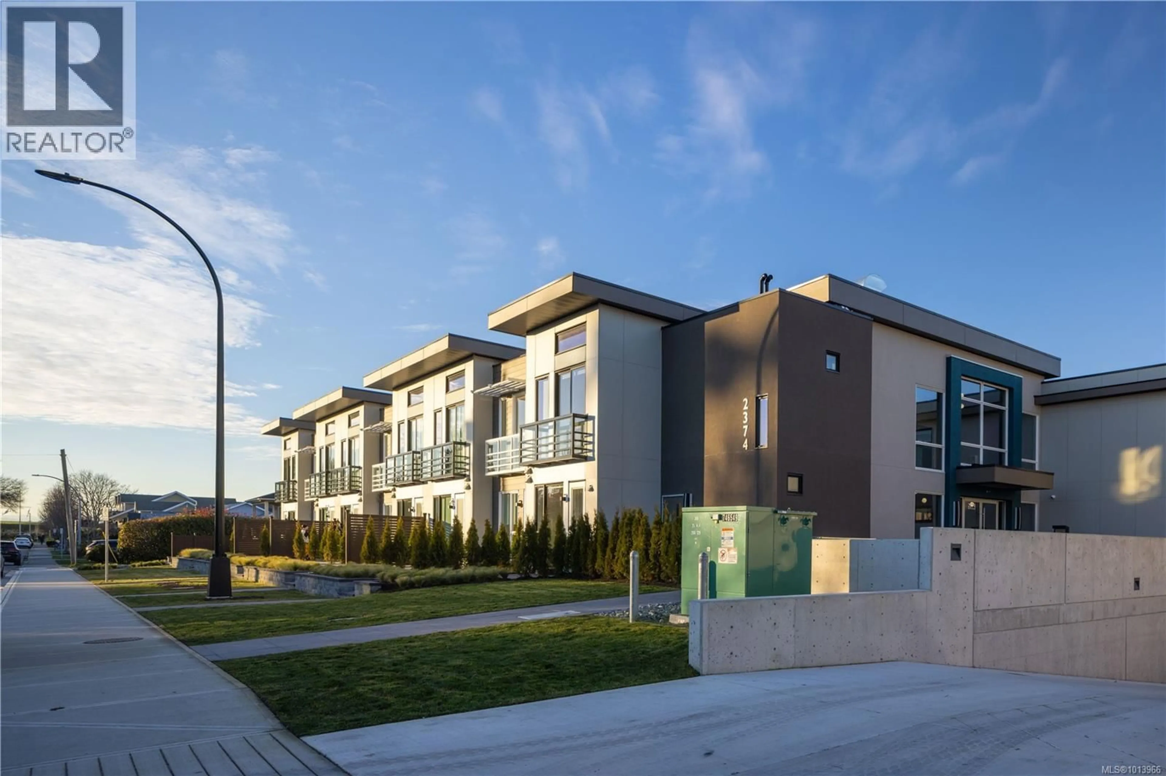 Patio, street for 203 - 2374 OAKVILLE AVENUE, Sidney British Columbia V8L1V5