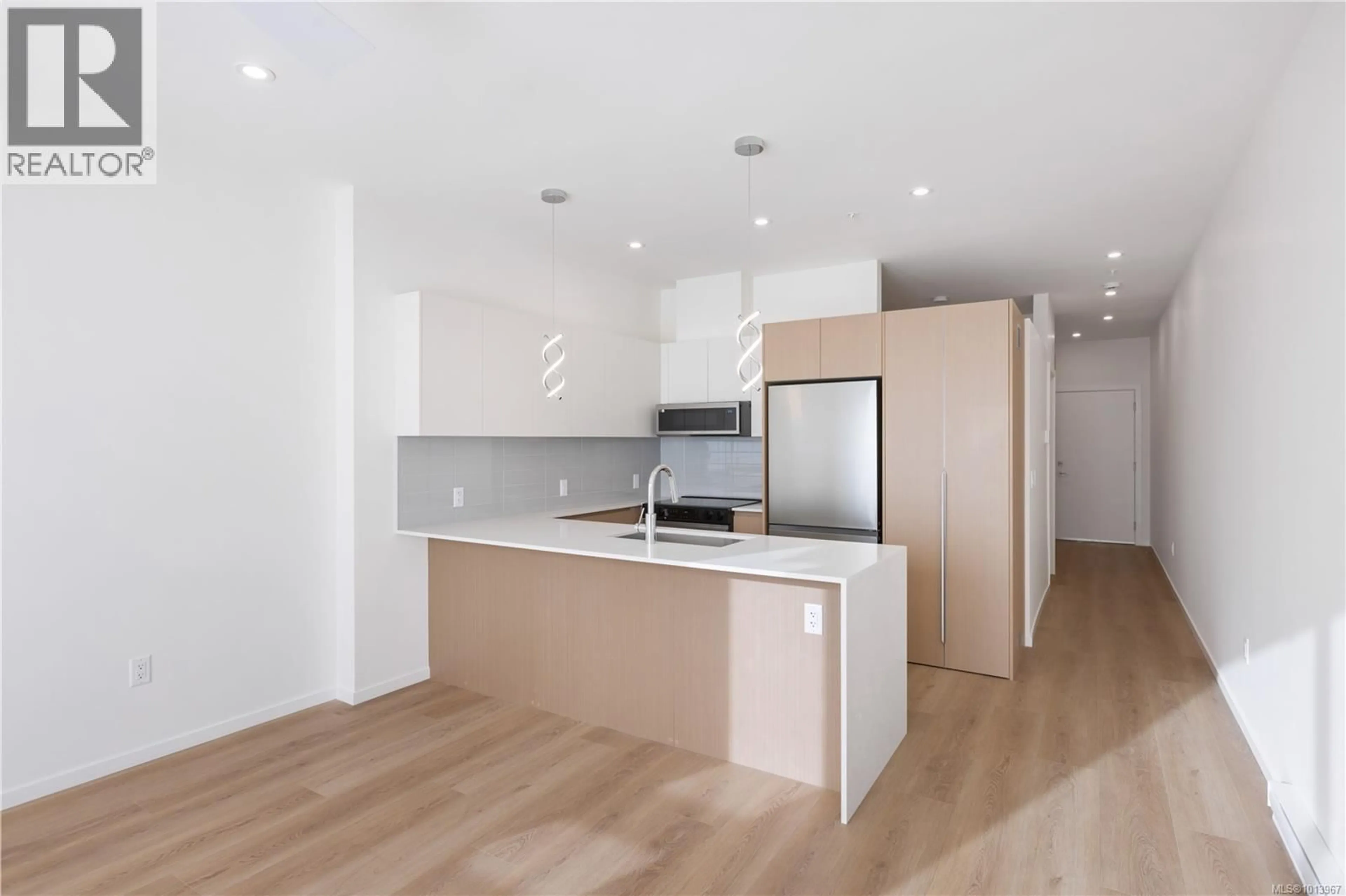 Open concept kitchen, wood/laminate floor for 214 - 2374 OAKVILLE AVENUE, Sidney British Columbia V8L1V5
