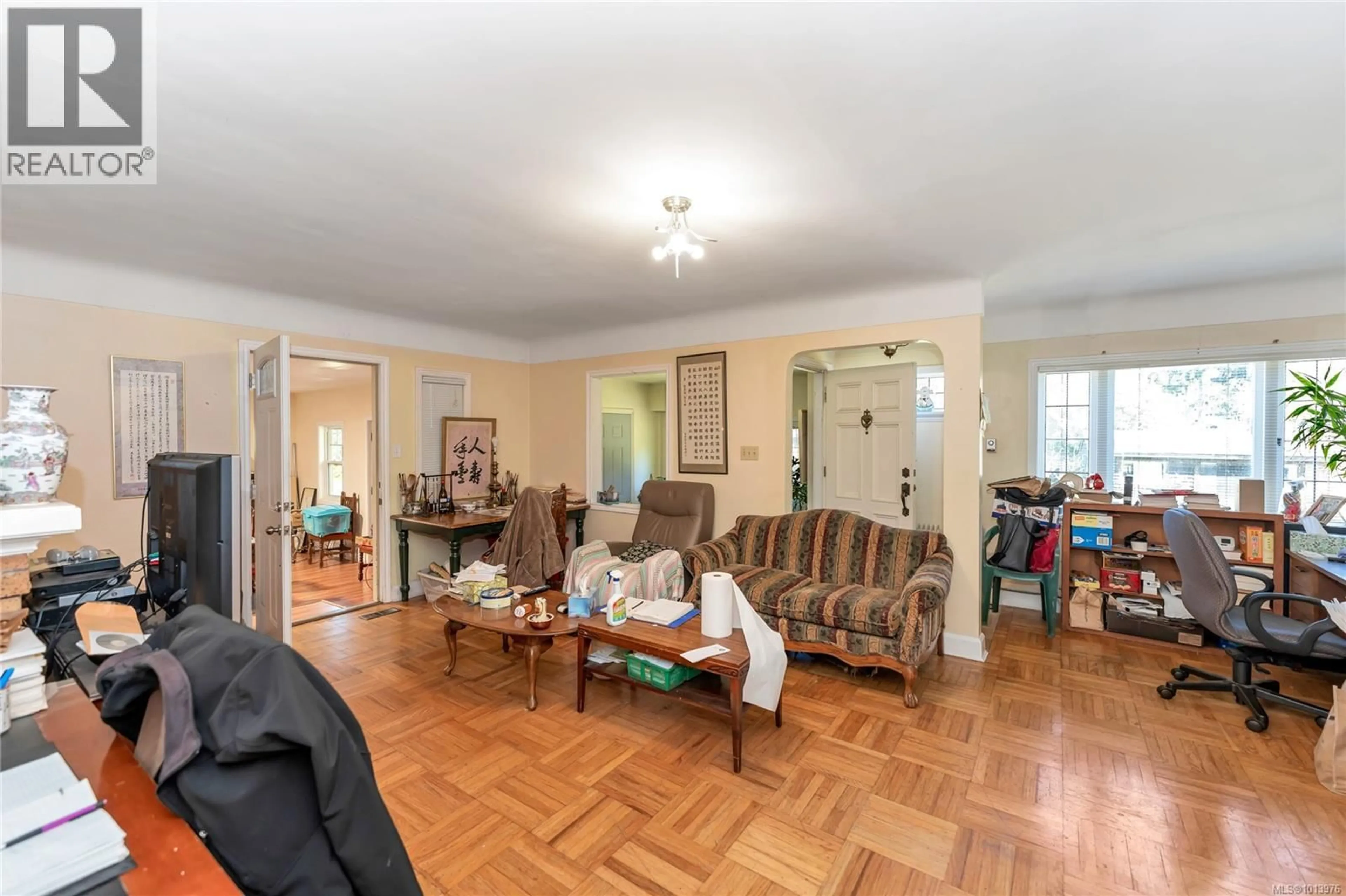 Living room with furniture, unknown for 753 SAYWARD ROAD, Saanich British Columbia V8Y1R3