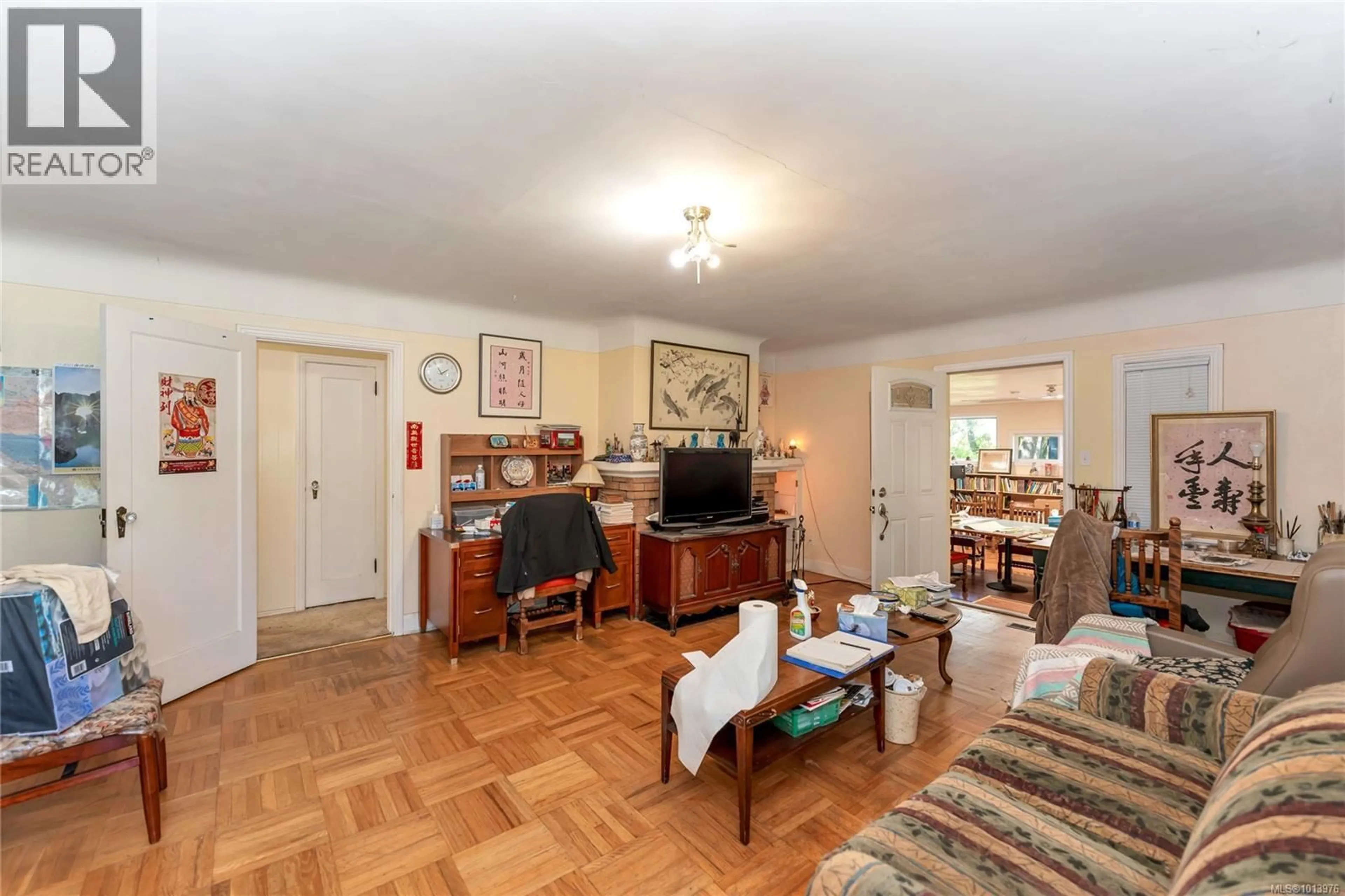 Living room with furniture, unknown for 753 SAYWARD ROAD, Saanich British Columbia V8Y1R3