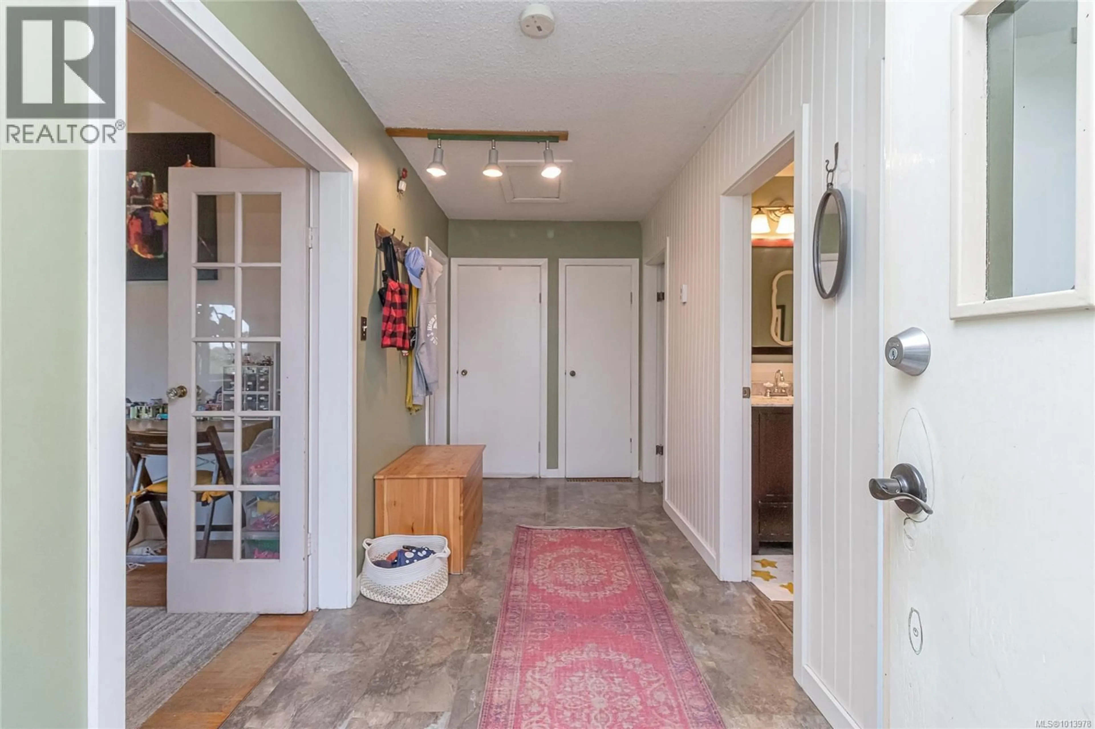 Indoor entryway for 6142 LAKEVIEW DRIVE, Duncan British Columbia V9L2G4