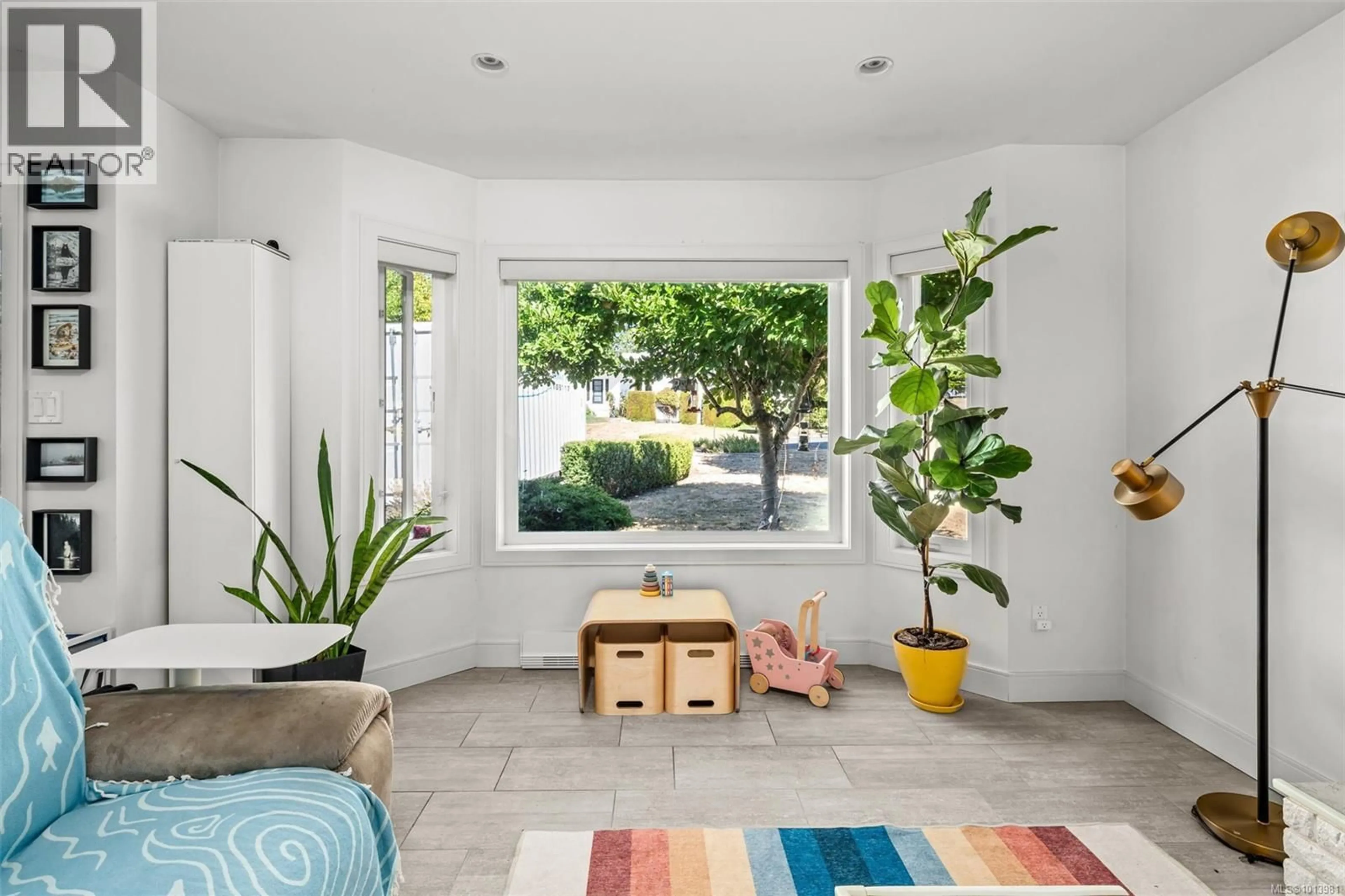 Indoor entryway for 4007 MALTON AVENUE, Saanich British Columbia V8X4W1